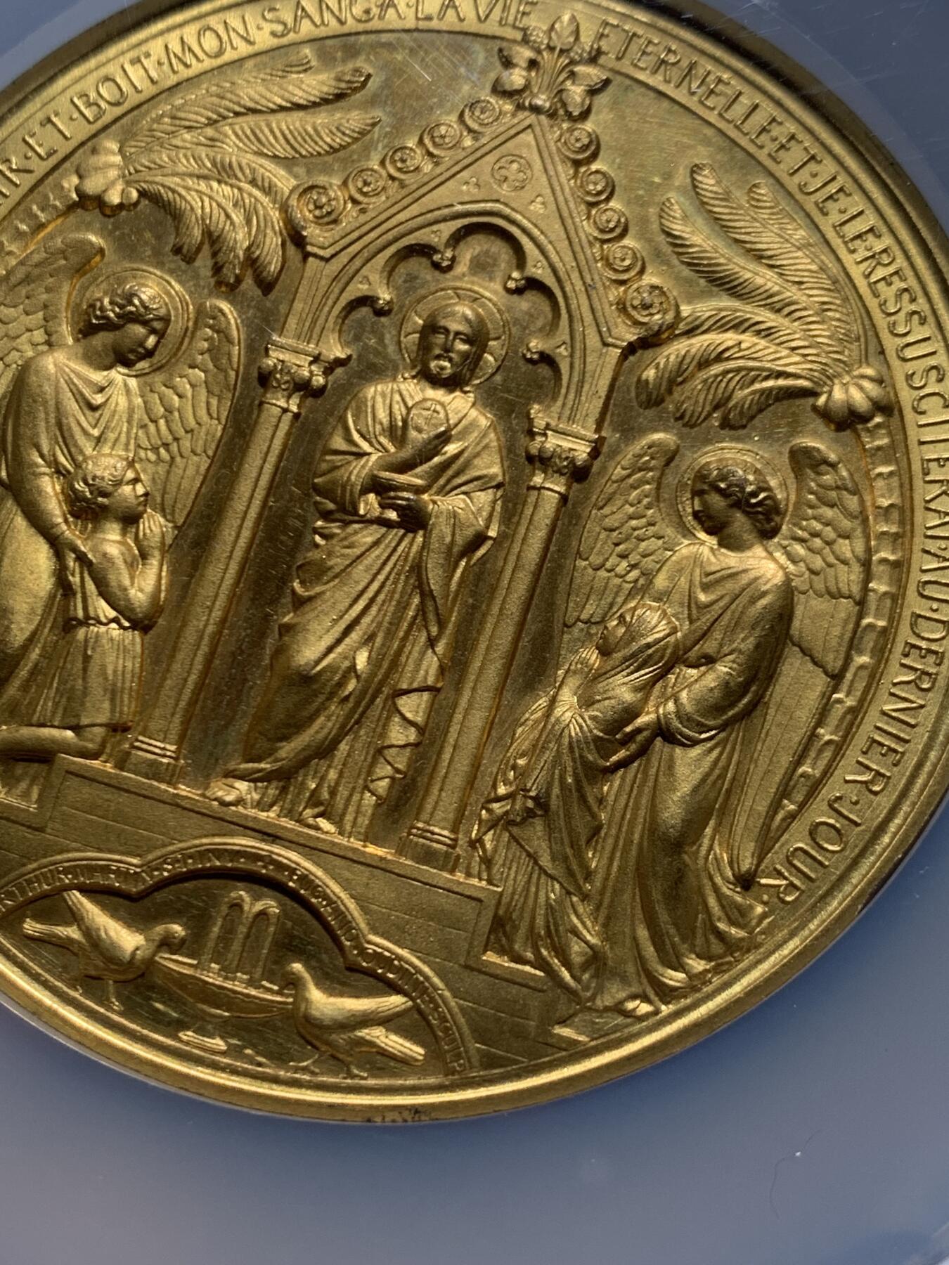 《竞宝斋》第446场 周日，周一，2场连拍 （全场包邮） NGC MS64 高分 法国1875年早期罕见镀金耶稣受洗礼，圣灵降临大铜章，镀金少见，金光闪闪，比起普通常见铜制款更为庄严绚丽，直径：69mm，加大加厚盒。