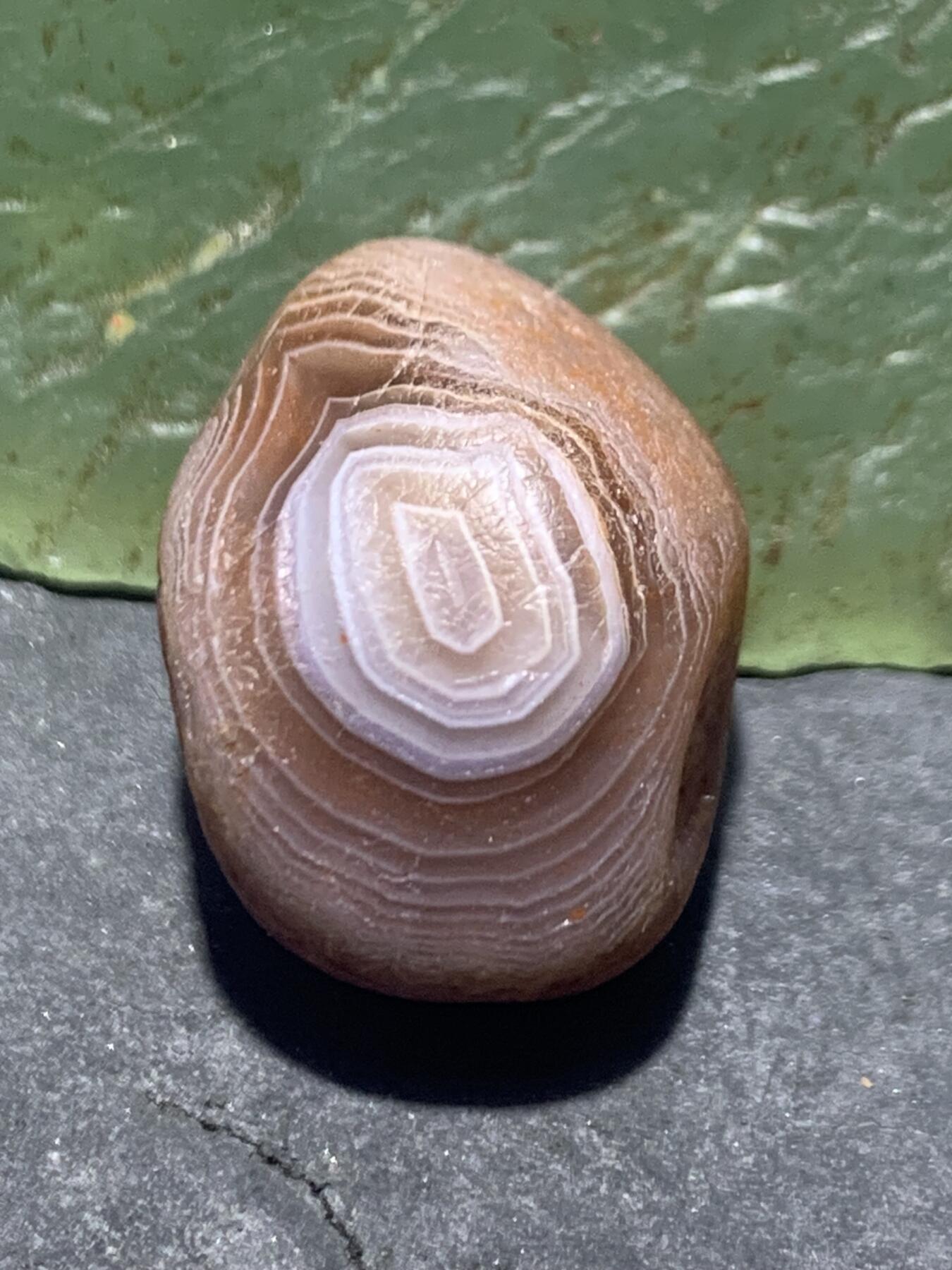 精美天眼纹水冲籽川料南红玛瑙原石一颗，