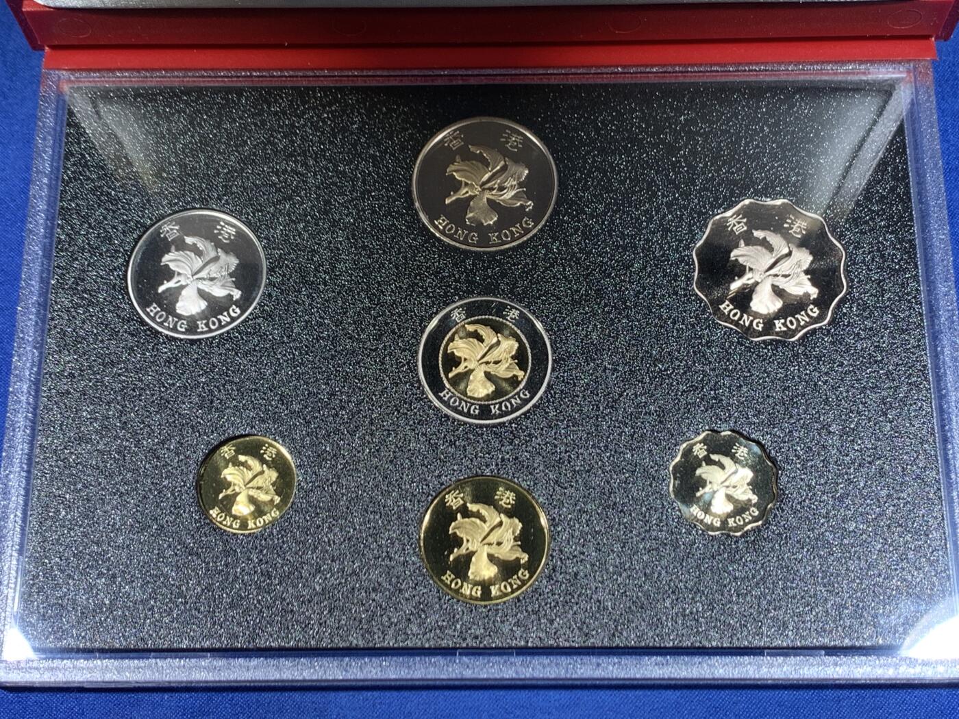 《竞宝斋》第446场 周日，周一，2场连拍 （全场包邮） 香港1993年精制原装套币，面值10元 5元 2元 1元 5毫 2毫 1毫 盒证齐全，品相好 原装盒