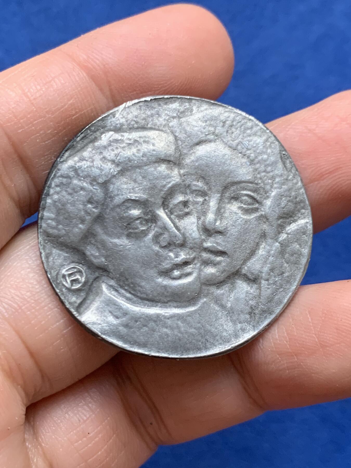 《竞宝斋》第446场 周日，周一，2场连拍 （全场包邮） 德国1941年祝愿纪念章 10.8克 37mm WM材质