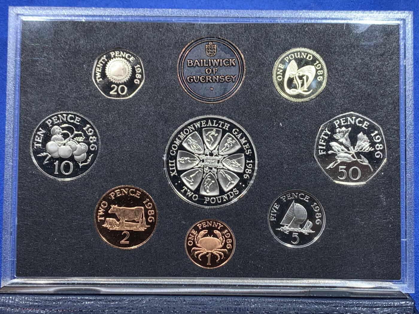 《竞宝斋》第446场 周日，周一，2场连拍 （全场包邮） 根西岛1986年 精制套币 英国皇家造币厂出品 包含2镑纪念币 品相好 蓝色高档皮盒