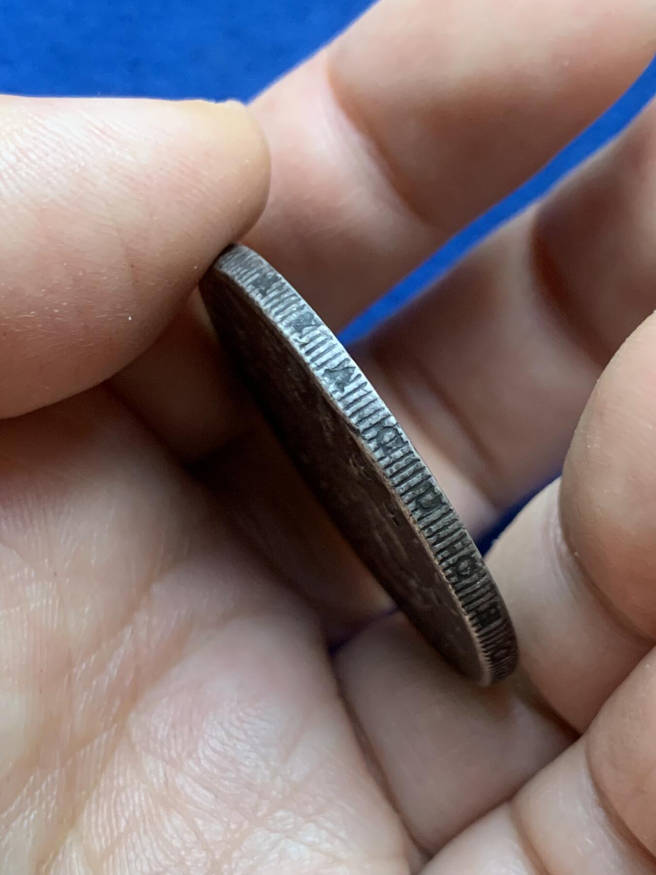 《竞宝斋》第446场 周日，周一，2场连拍 （全场包邮） 玻利维亚1850年20索尔银币，原味老包浆，光头版稀少，边齿有铸缺 细节见图