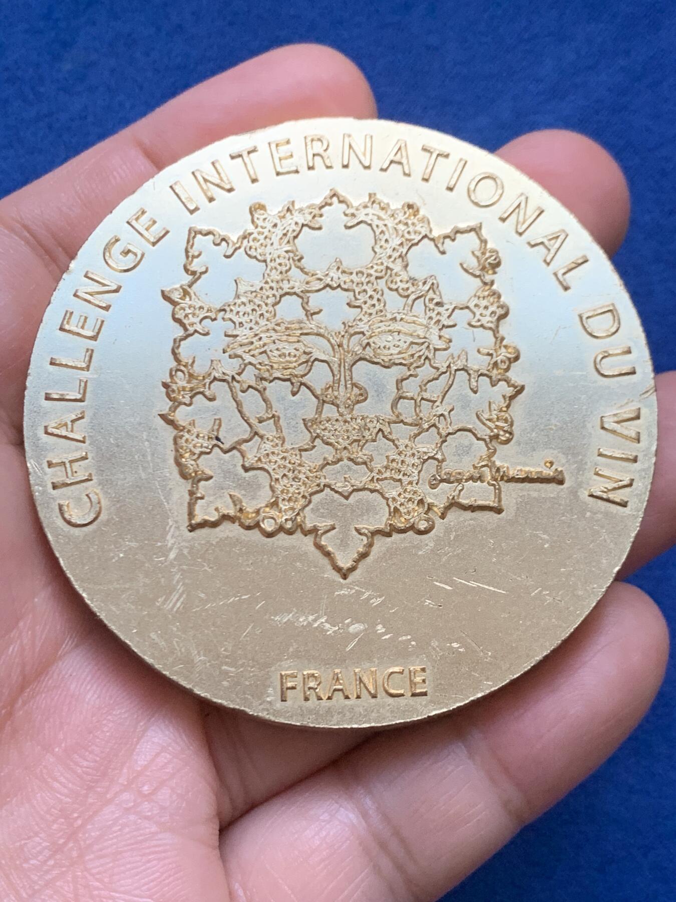 《竞宝斋》第446场 周日，周一，2场连拍 （全场包邮） 法国葡萄酒国际挑战赛大铜章 直径62.5mm 重量172g 超级厚实