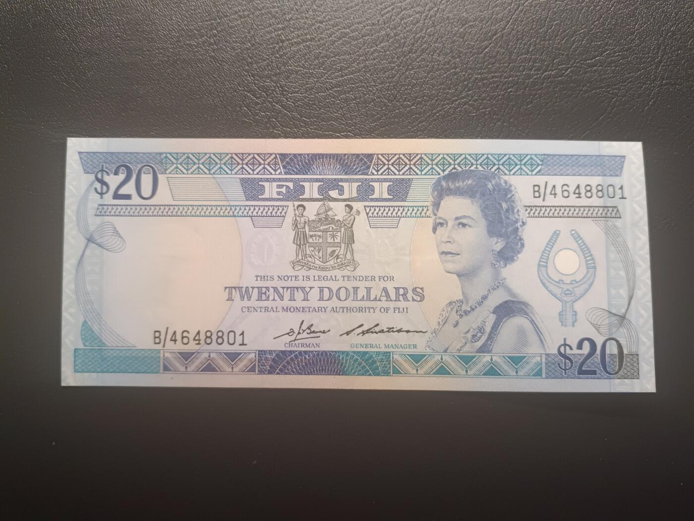 2025十二月第二期，总207期 斐济1986版20元AUNC，嘉德大勋章女王和传统房屋，少见的女王“向左看”版本