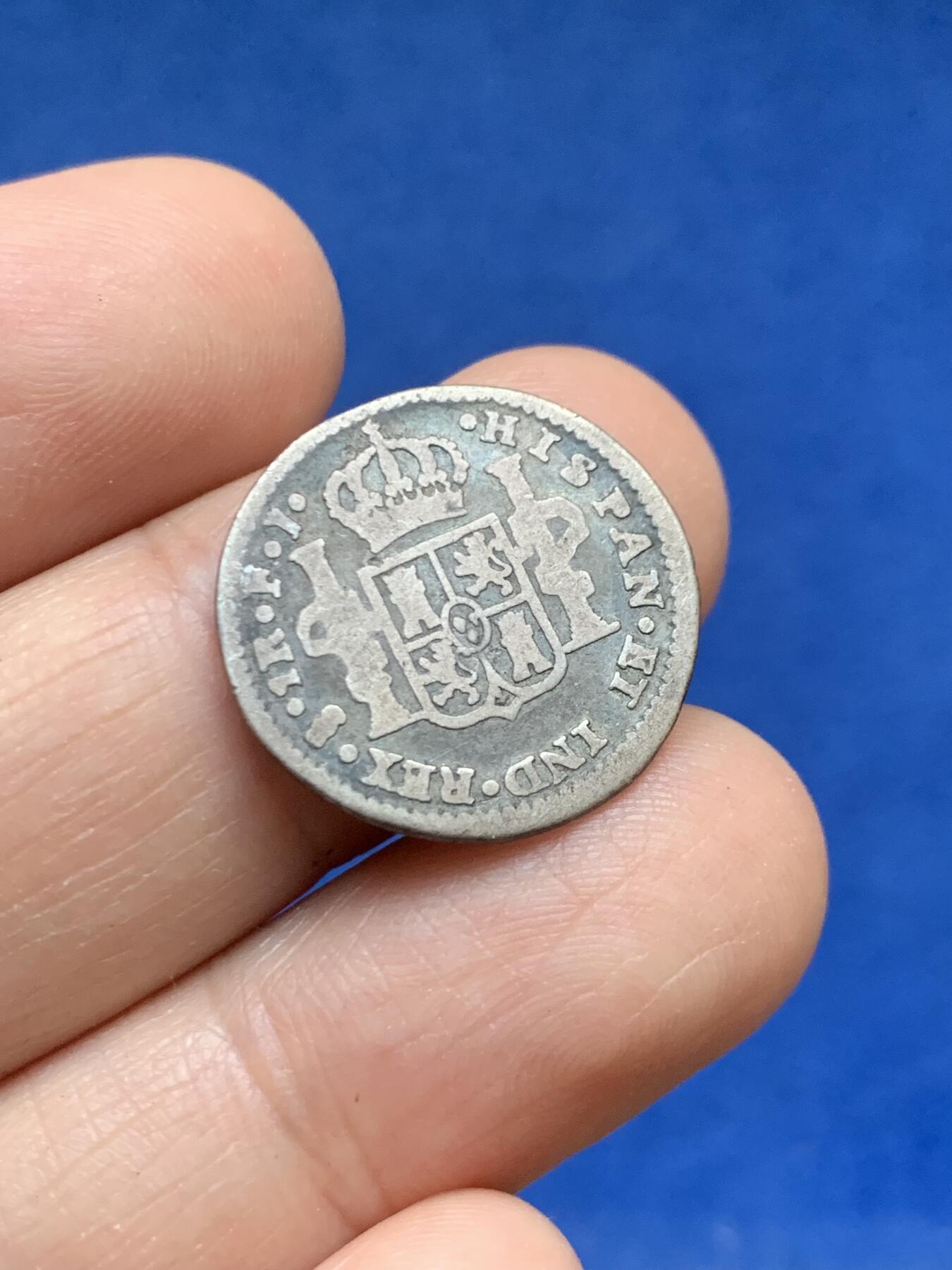 《竞宝斋》第446场 周日，周一，2场连拍 （全场包邮） 西属智利1813年卡四像1雷亚尔双柱银币，小面值较少，成色还可以，智利数量比墨西哥、秘鲁、玻利维亚、危地马拉少一些，双柱易得智利难求