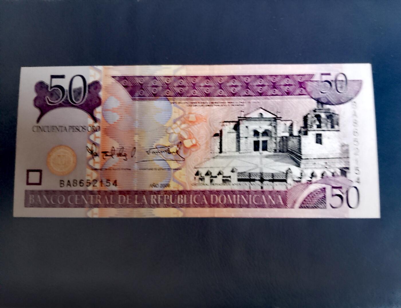 全新多米尼加共和国2009年20比索、2006、2011年50比索靓品纸币3枚一组