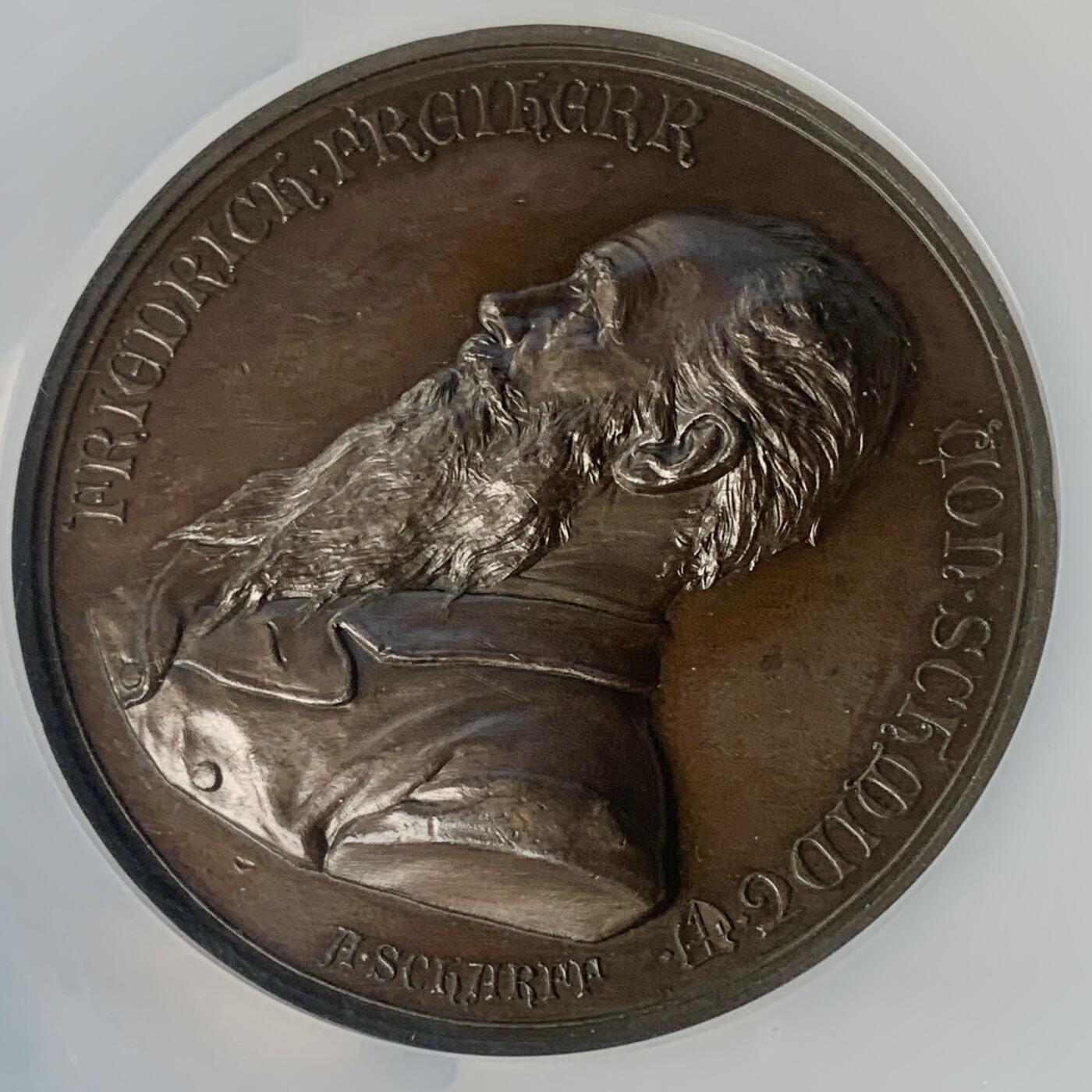 掌中浮雕-藏着的欧洲第045场 NGC MS63 : 1888 年维也纳圣史蒂芬大教堂落成 25 周年纪念，58mm，正面为建筑师弗里德里希·弗赖赫尔·冯·施密特。奥地利章牌艺术大师安东·沙夫（A.Scharff）设计作品