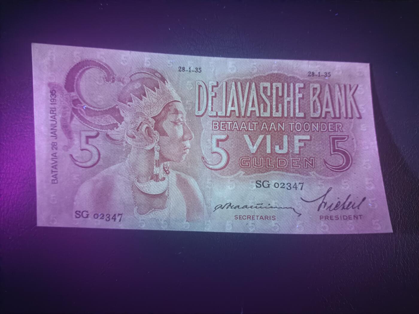 2025十二月第二期，总207期 荷属东印度（现印度尼西亚）1935年5盾AUNC，民族服饰和四文告示，少见早期年份