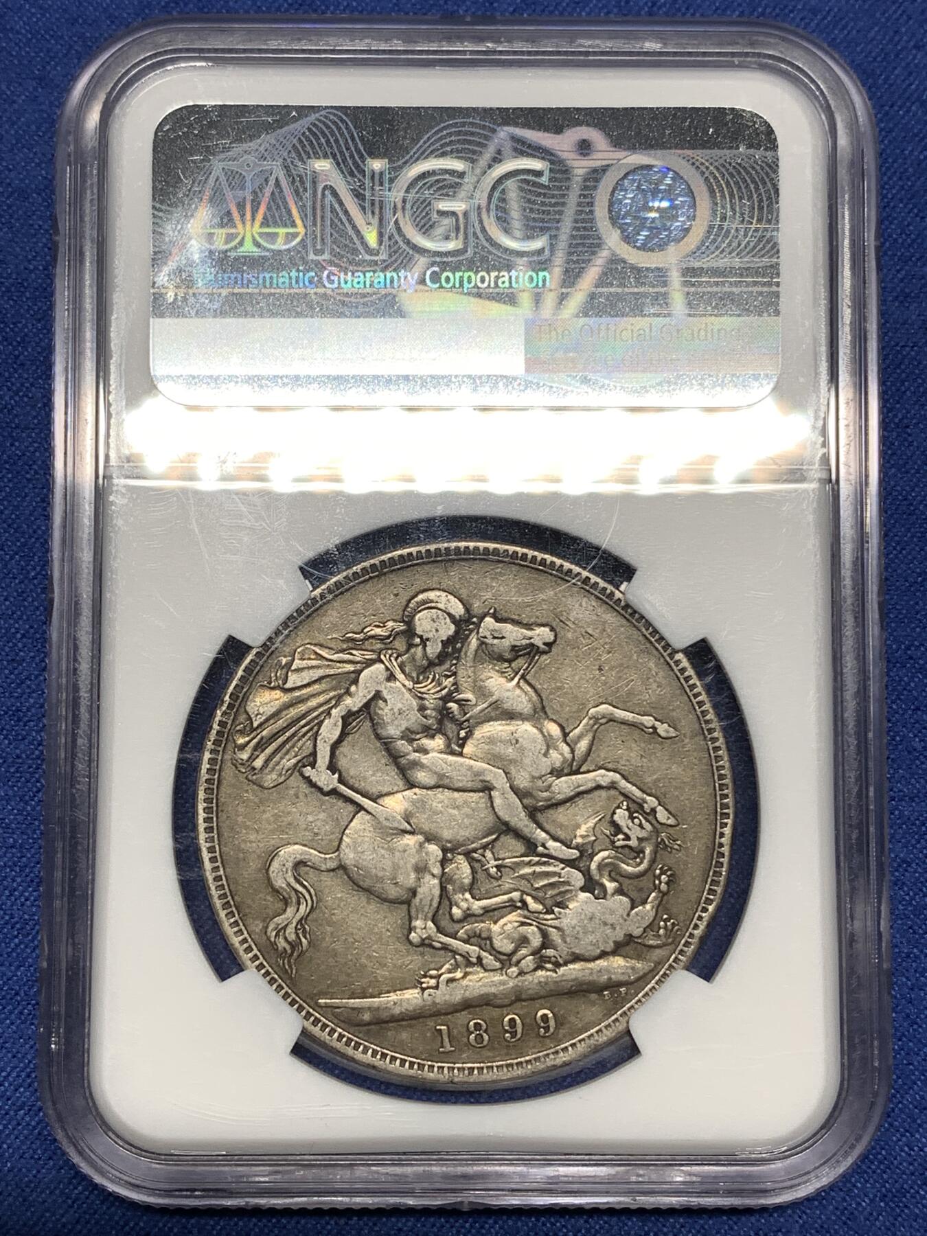 《竞宝斋》第446场 周日，周一，2场连拍 （全场包邮） NGC VF35 英国1899年维多利亚披纱马剑克朗大银币 原味状态 迷人深黑包浆