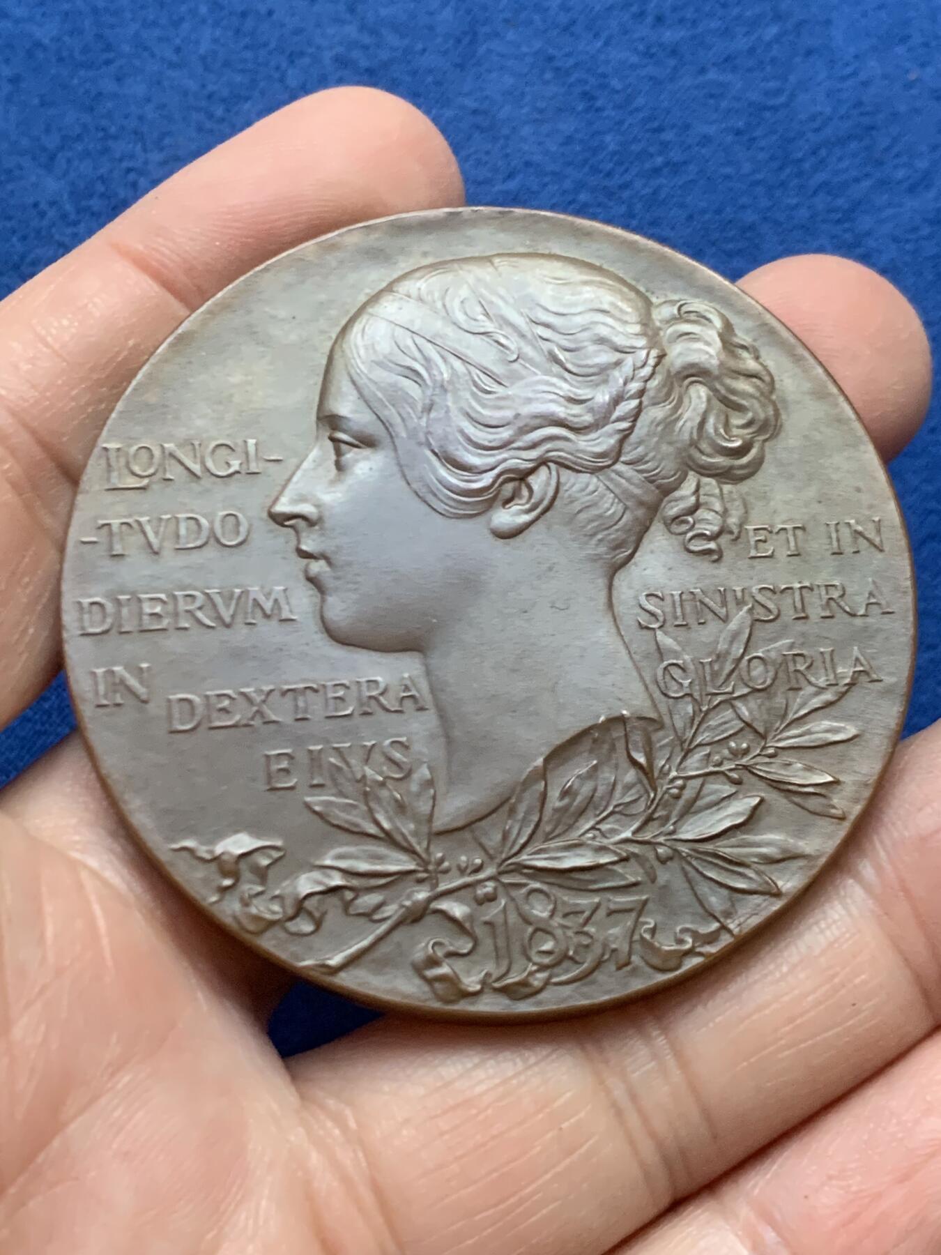 《竞宝斋》第446场 周日，周一，2场连拍 （全场包邮） 英国1897年庆祝维多利亚女王登基60周年纪念大铜章 高浮雕工艺精美 巧克力包浆 55.3mm 72.3g 原盒