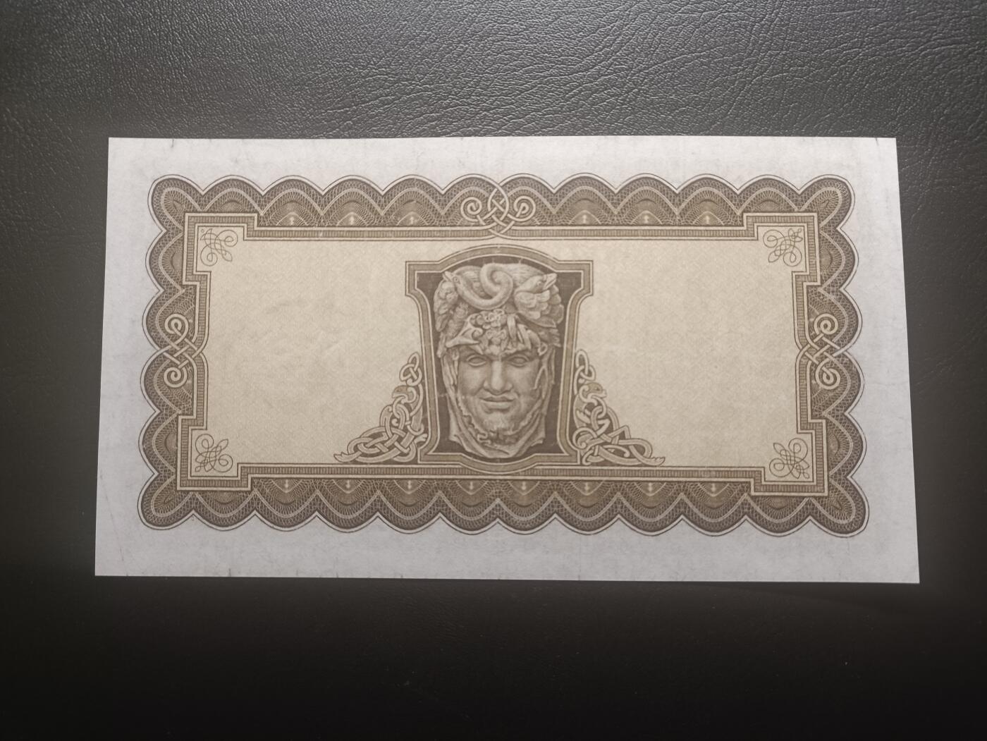 2025十二月第二期，总207期 爱尔兰1944年5镑流通好品XF，早期下方有英爱两国货币互换协议的版本，以及加盖二战时期印刷的紧急识别字母，爱尔兰人格化象征“拉维利夫人”，稀有战时中高面值