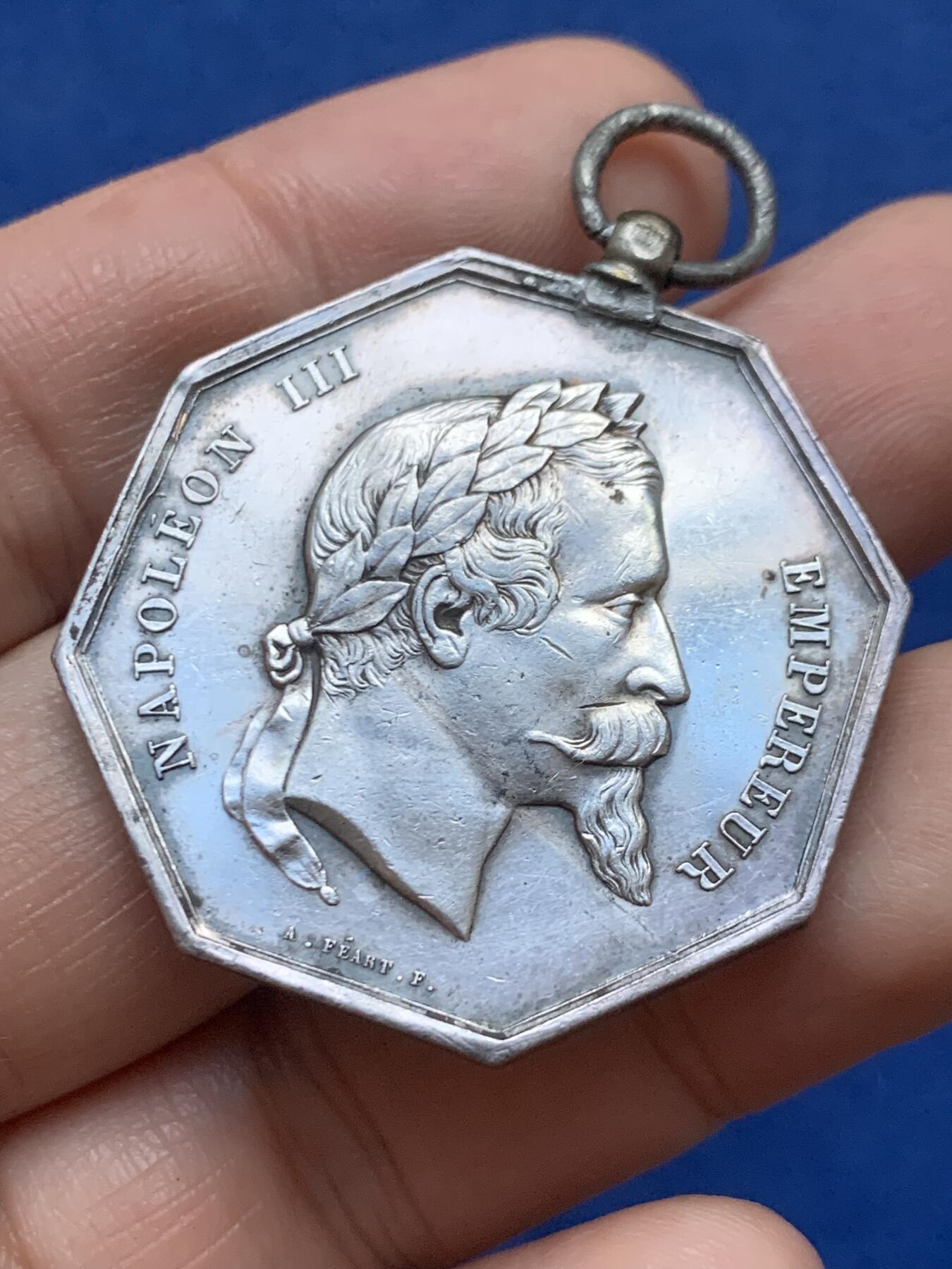 《竞宝斋》第446场 周日，周一，2场连拍 （全场包邮） 法国凤凰保险公司八角银质代币 做成了吊坠 总重约23.9克 35.8mm 蜜蜂银标