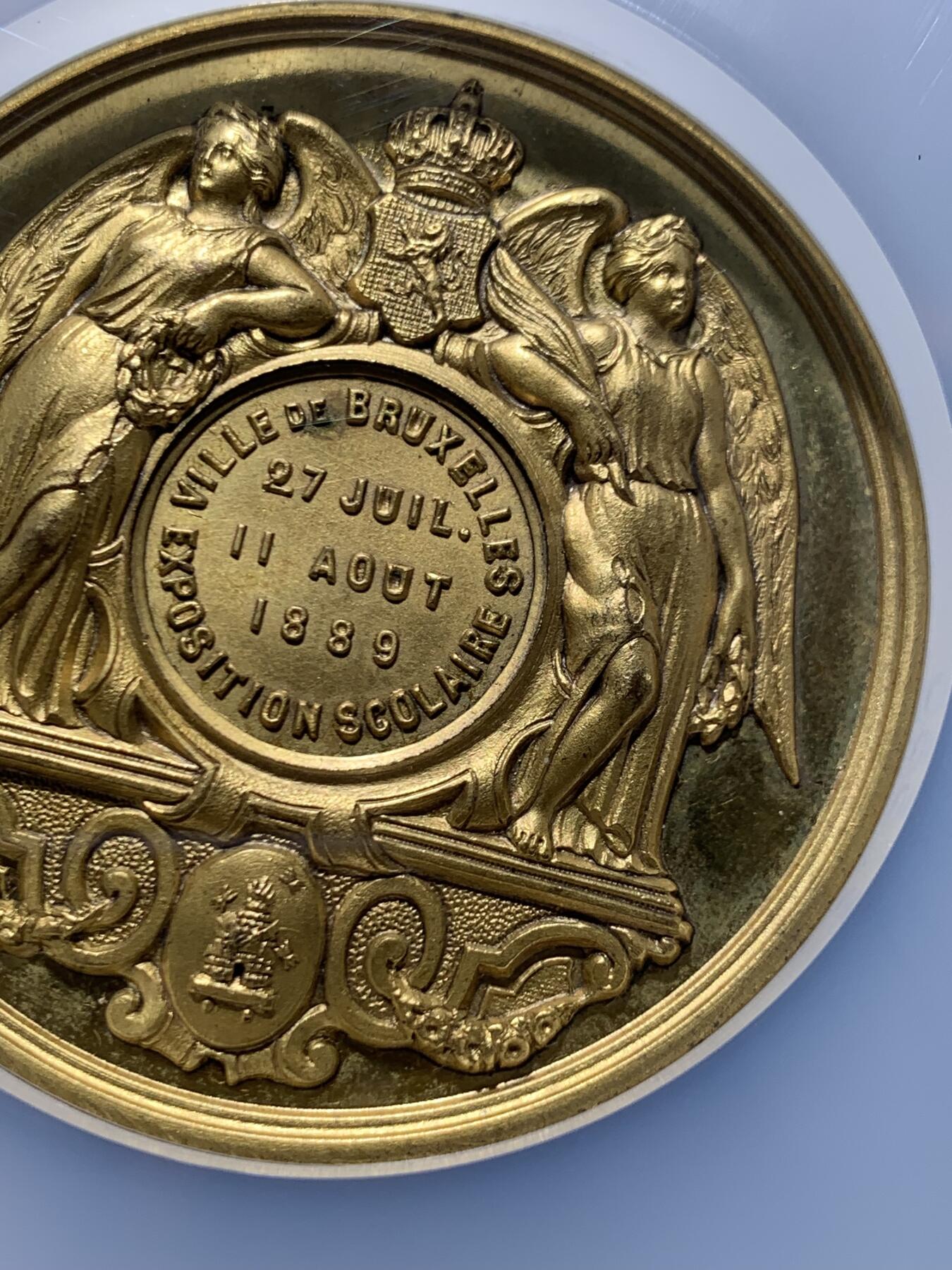 《竞宝斋》第446场 周日，周一，2场连拍 （全场包邮） NGC MS63 高分 1889年布鲁塞尔博览会 SCOLAIRE翼女神镀金大奖章，双面高浮雕，加厚加大盒。