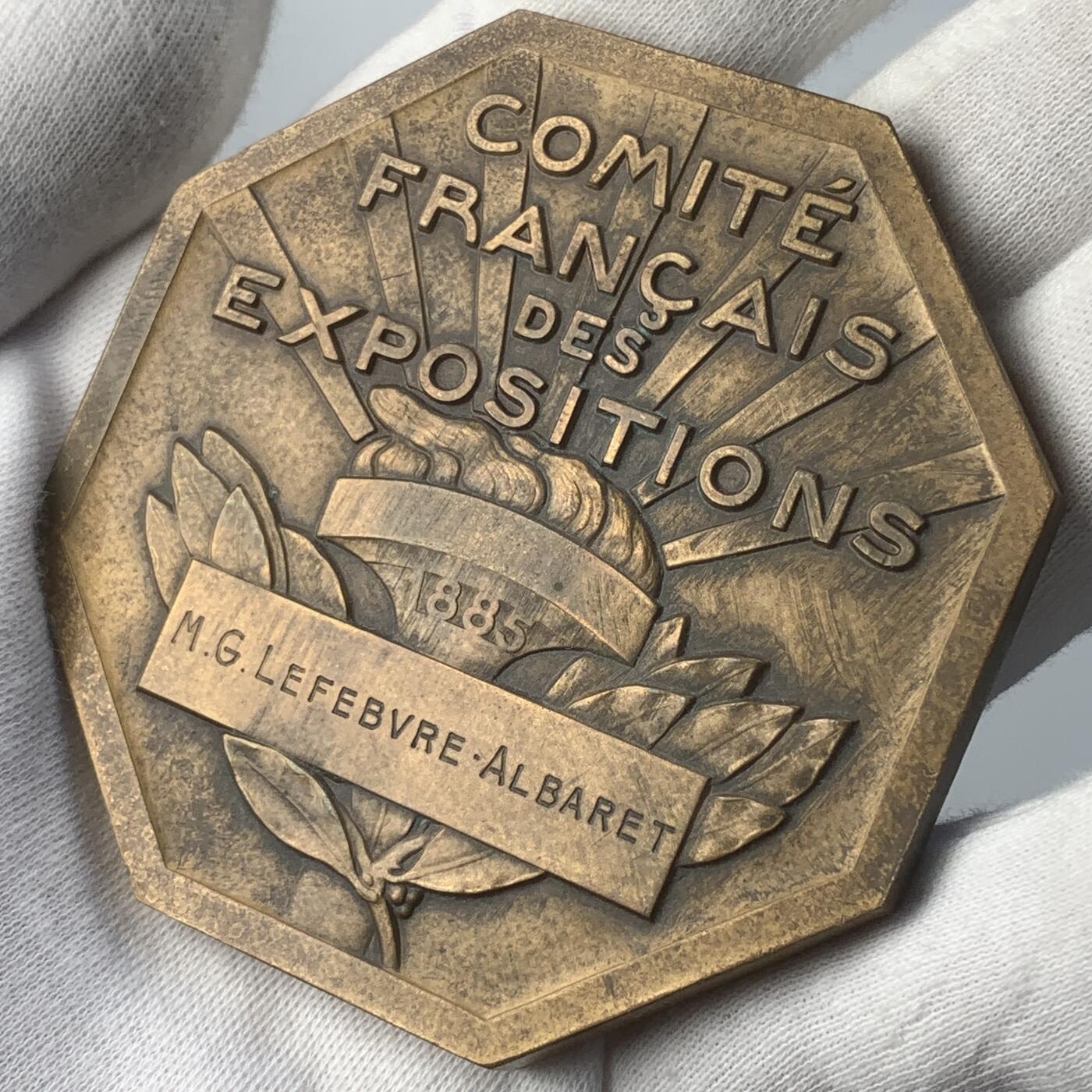 掌中浮雕-藏着的欧洲第045场 1885年法国巴黎展览中心博览会实发奖章，对边72mm，166g，（此枚雕刻家大量运用黄金分割，使作品整体非常和谐、大气）