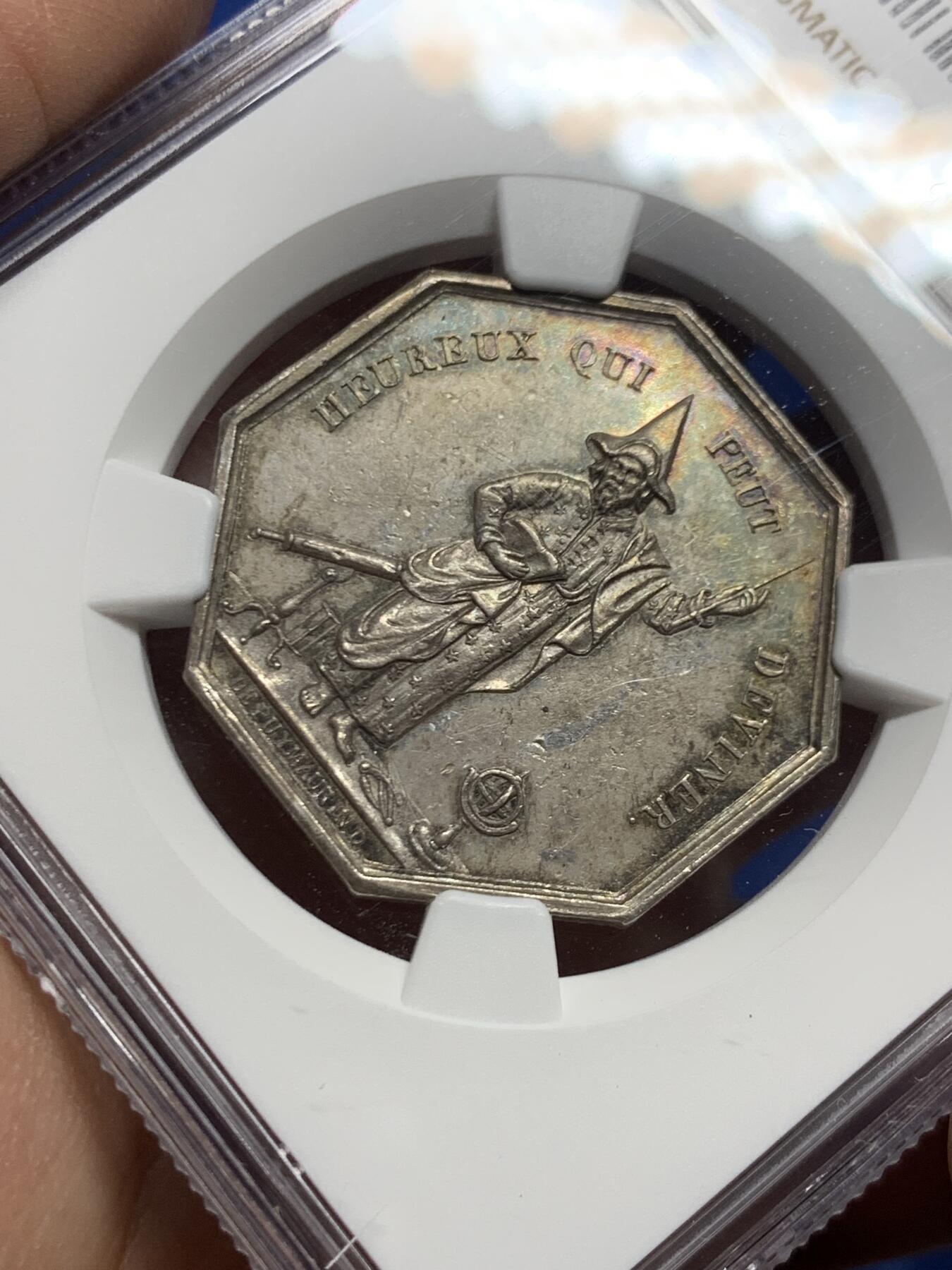 《竞宝斋》第446场 周日，周一，2场连拍 （全场包邮） NGC MS61 罕见魔术师及双海妖银质八角代币，早期无边铭。出分不易值得收藏，铭文：“害怕虚荣的快乐带来的欺骗性诱惑”＆“能猜出答案的人是幸福的”