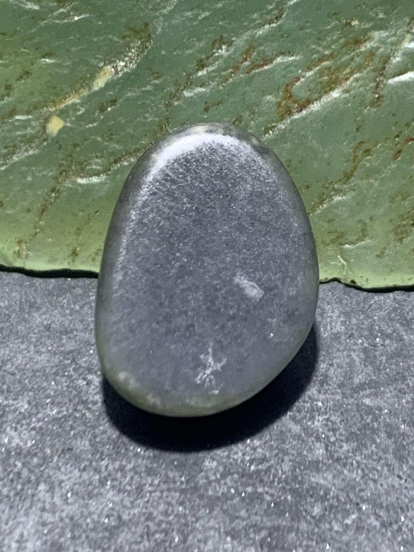 精美和田玉青花小独籽原石一颗，