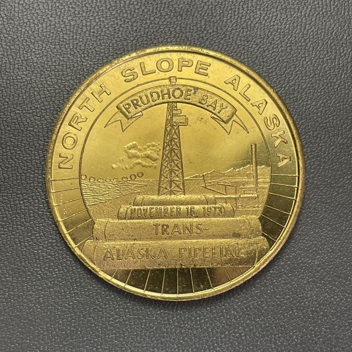 回流1208 阿拉斯加输油管道纪念章 阿拉斯加输油管道全长约1287公里，1974年开工、1977年建成，是20世纪美国最重要的能源基础设施项目之一，解决了阿拉斯加北极油田的原油运输问题。