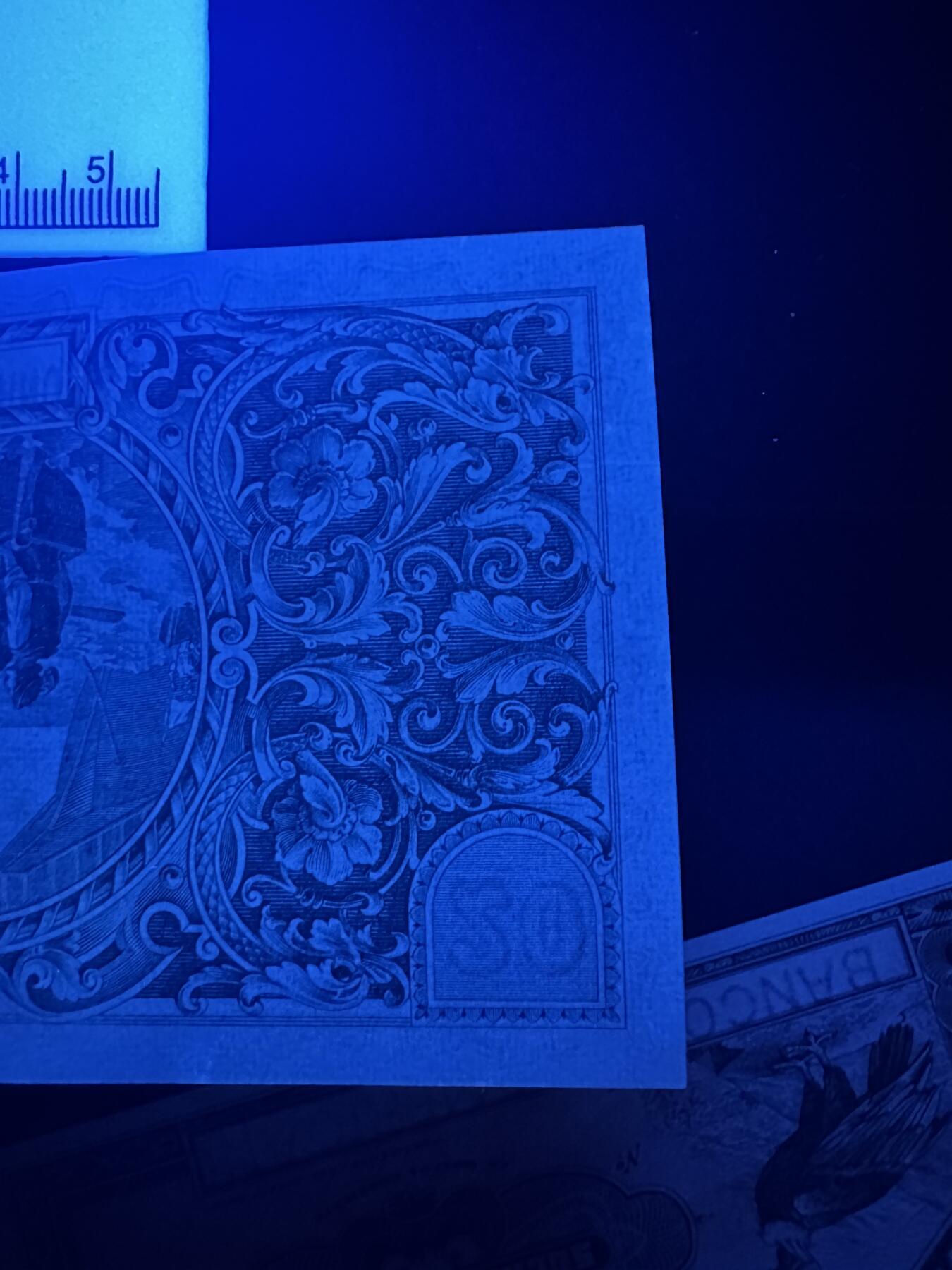 《外钞收藏家》第五百九十二期（精选场）（本平台长期征集拍品、欢迎藏友们联系合作） 南美银行1和20面额 2张一起 UNC-