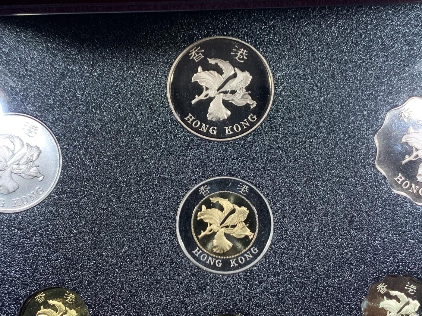 《竞宝斋》第446场 周日，周一，2场连拍 （全场包邮） 香港1993年精制原装套币，面值10元 5元 2元 1元 5毫 2毫 1毫 盒证齐全，品相好 原装盒