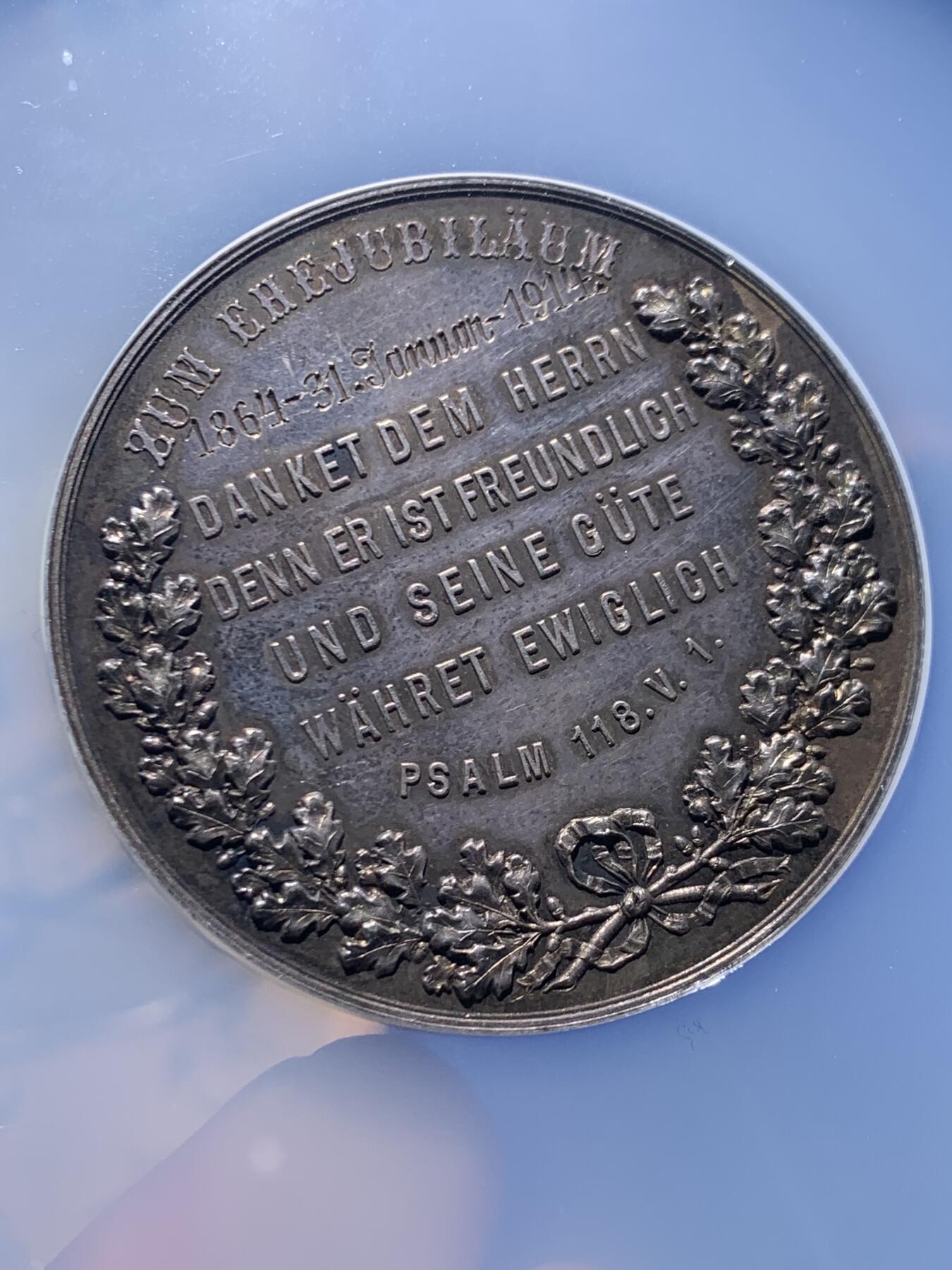 《竞宝斋》第446场 周日，周一，2场连拍 （全场包邮） NGC MS62 德国1914金婚纪念(结婚50周年)银章 正面奥古斯特头像 51mm 加大盒