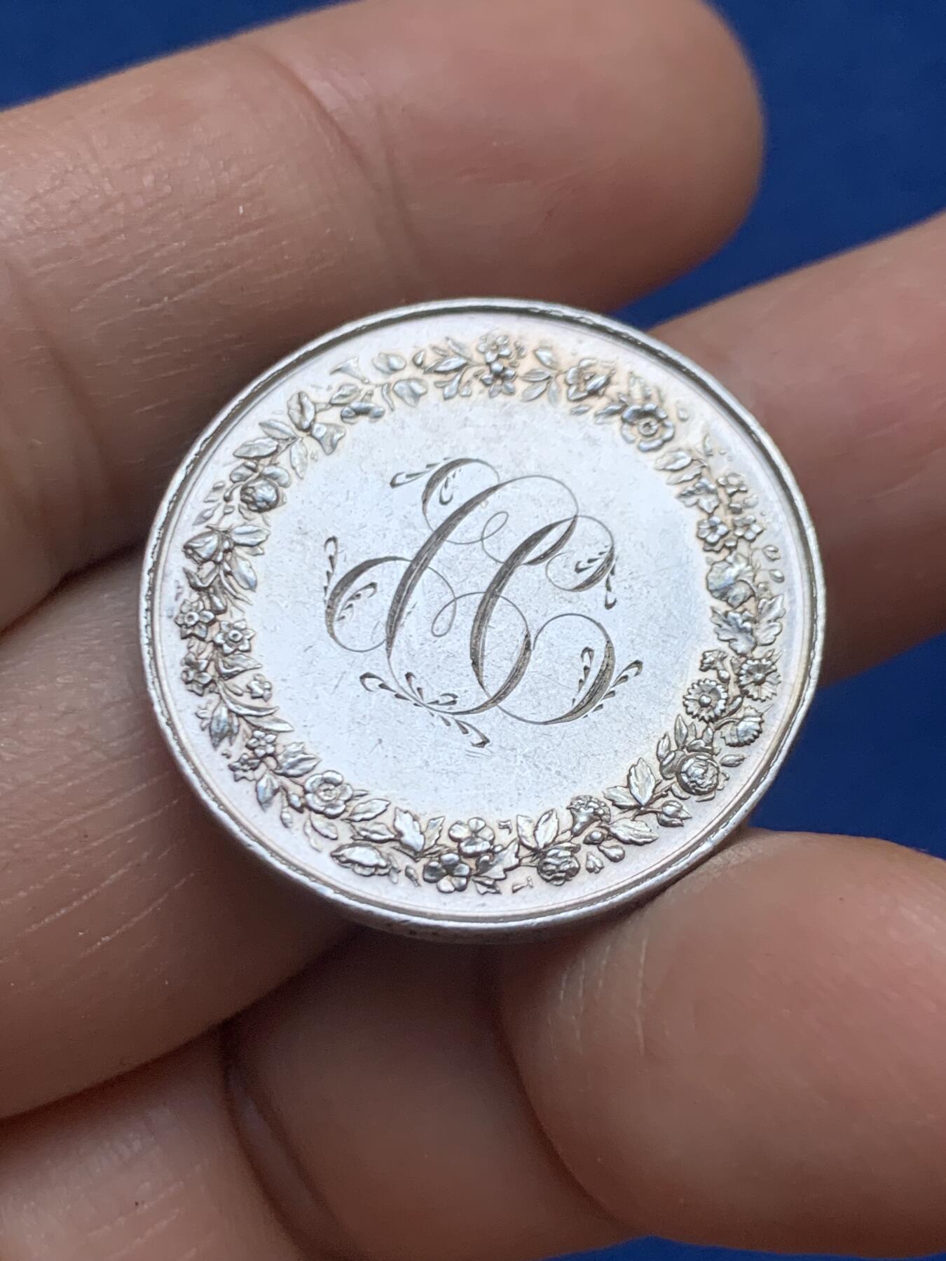 《竞宝斋》第446场 周日，周一，2场连拍 （全场包邮） 法国婚章 1866 银标边铭 9.85克 27.3mm 边铭周圈刻字 背面花体字