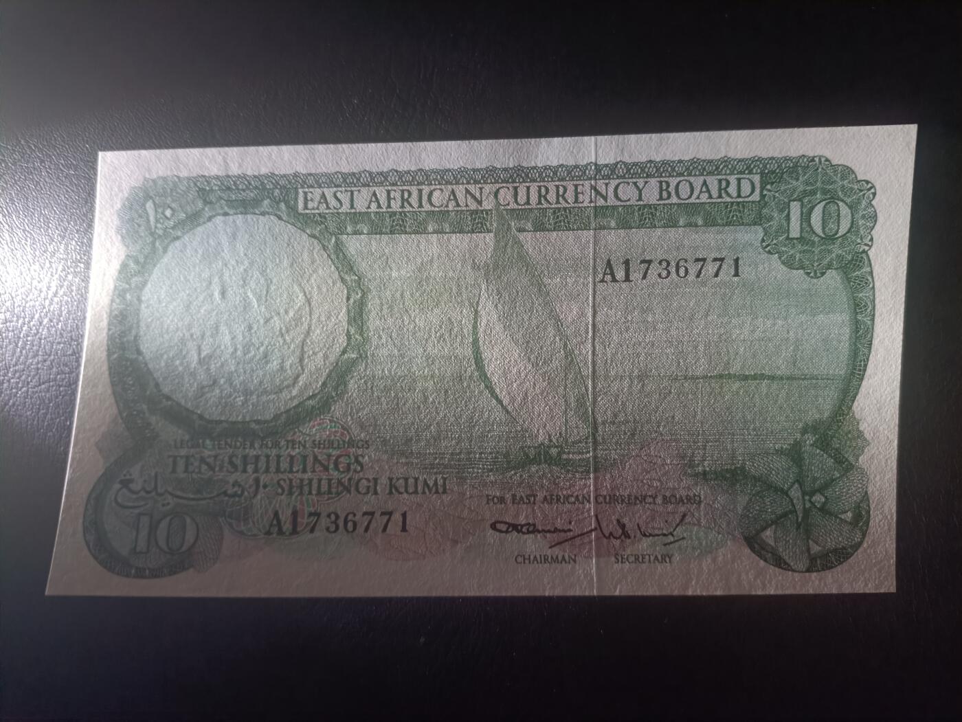 2025十二月第二期，总207期 英属东非1964版10先令UNC-背面微微蓝墨迹，首冠A1，帆船和植物，稀有英属殖民地品种，殖民时期最后一版