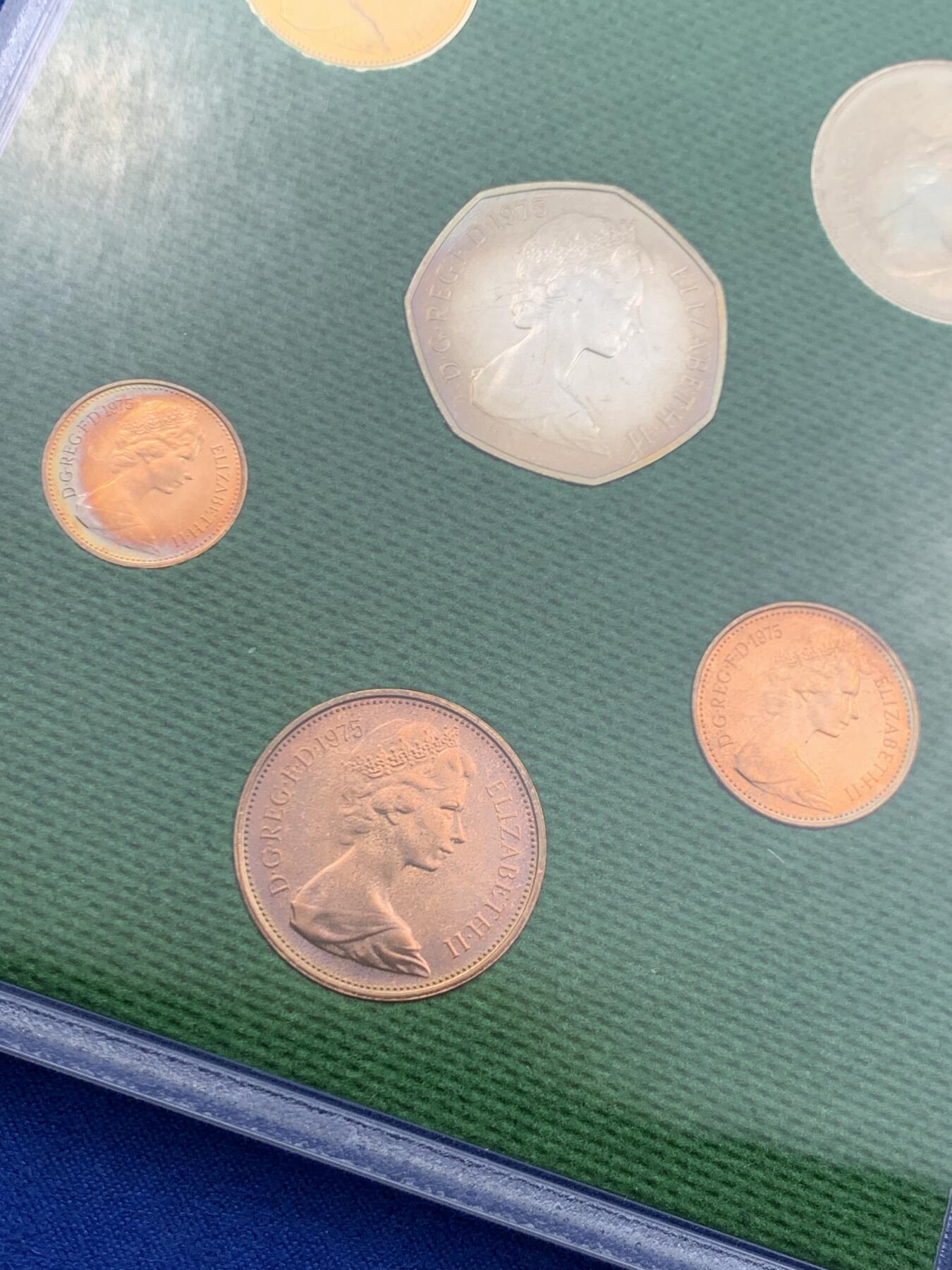 《竞宝斋》第446场 周日，周一，2场连拍 （全场包邮） 英国1975年精制套币 原装6枚币和1枚章 稀少 细节见图