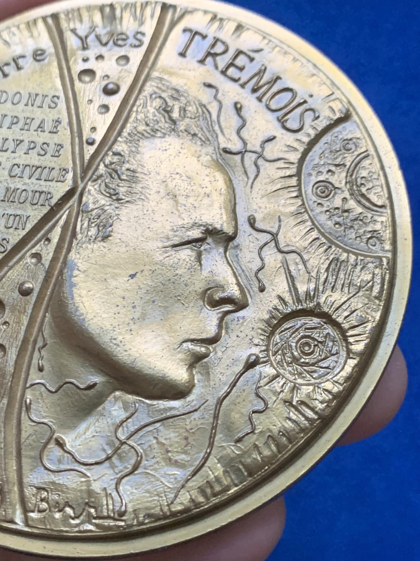 《竞宝斋》第446场 周日，周一，2场连拍 （全场包邮） 名家名作 雅克比尔致敬特雷穆瓦纪念大铜章 255克 77.5mm 1979 丰饶角边铭 限量发行100枚 正面：女神与鹰审视宇宙；背面：特雷穆瓦审视抽象艺术的宇宙。