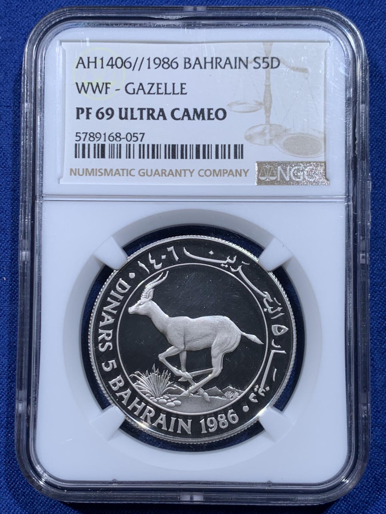 《竞宝斋》第446场 周日，周一，2场连拍 （全场包邮） NGC PF69UC 1986年巴林5第纳尔银币，经典WWF题材，正面瞪羚图案栩栩如生，强镜面效果，光亮如镜，PC亚军分，一步到位的分数。盒子背面右下角有磕