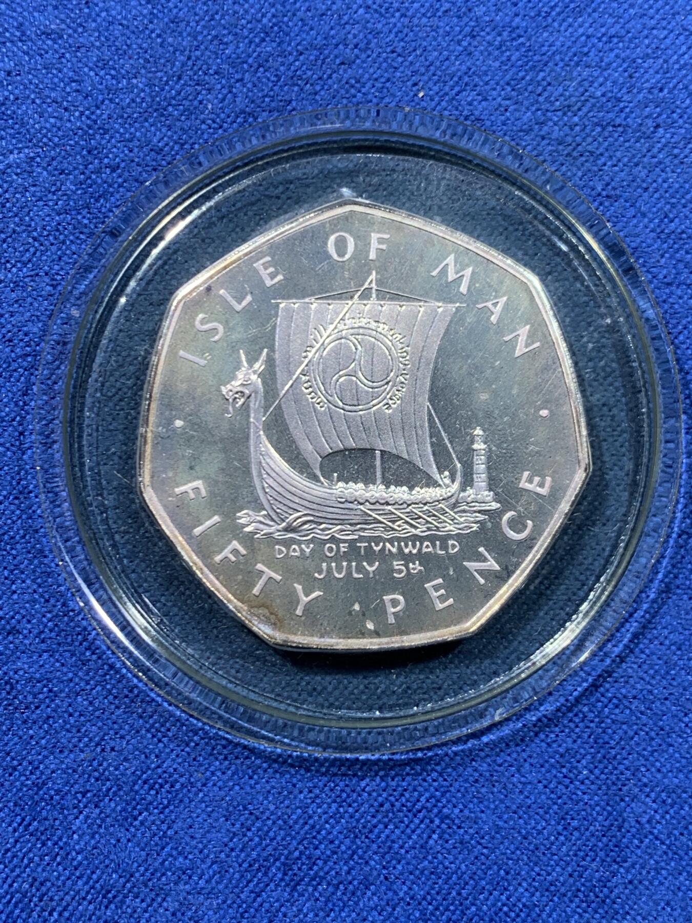 《竞宝斋》第446场 周日，周一，2场连拍 （全场包邮） 1979年马恩岛议会日-女王访问50便士银币 带盒证