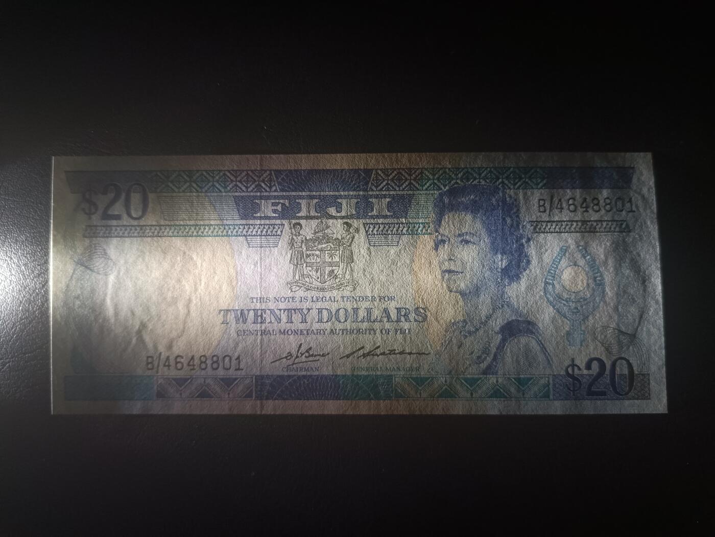 2025十二月第二期，总207期 斐济1986版20元AUNC，嘉德大勋章女王和传统房屋，少见的女王“向左看”版本