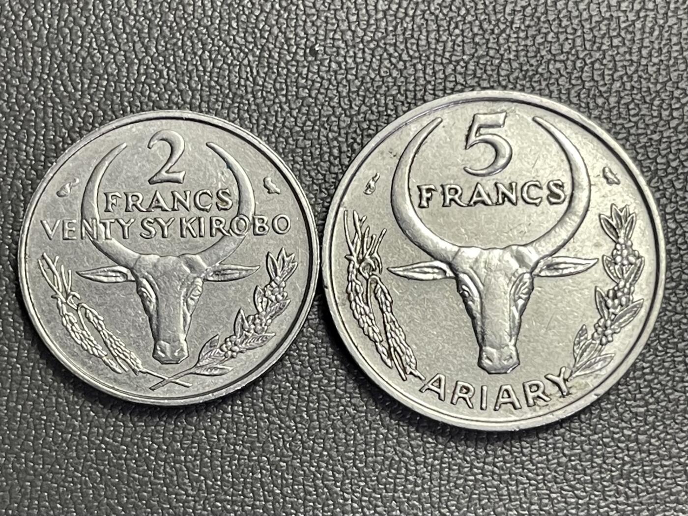 回流1208 1965-1966年马达加斯加独立后首年发行的2法郎（20分阿里亚里）和5法郎（1阿里亚里）y b