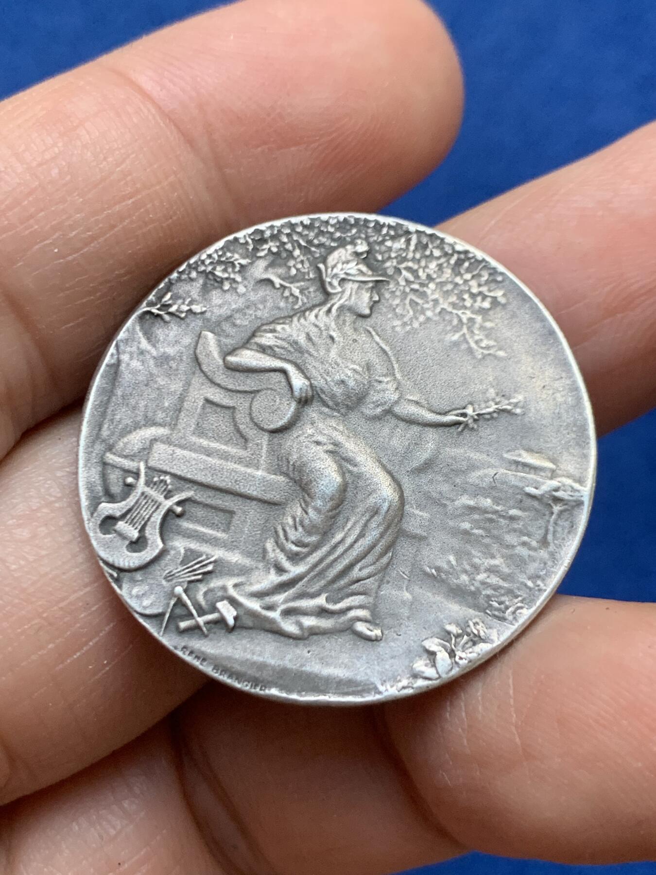 《竞宝斋》第446场 周日，周一，2场连拍 （全场包邮） 法国1909年音乐艺术和工业协会银章 11.5克31.8mm 菱形银标