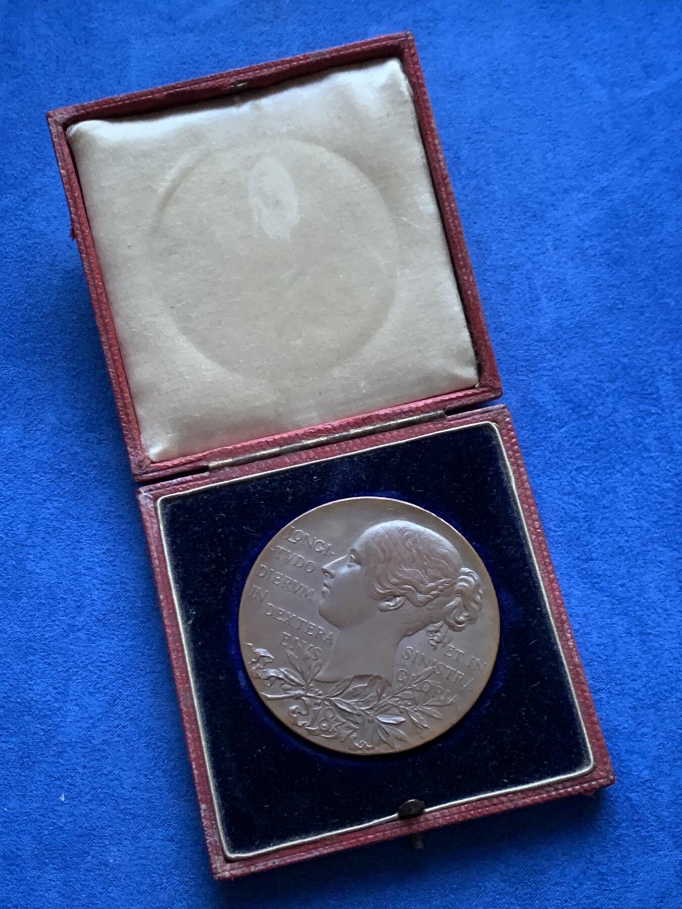 《竞宝斋》第446场 周日，周一，2场连拍 （全场包邮） 英国1897年庆祝维多利亚女王登基60周年纪念大铜章 高浮雕工艺精美 巧克力包浆 55.3mm 72.3g 原盒