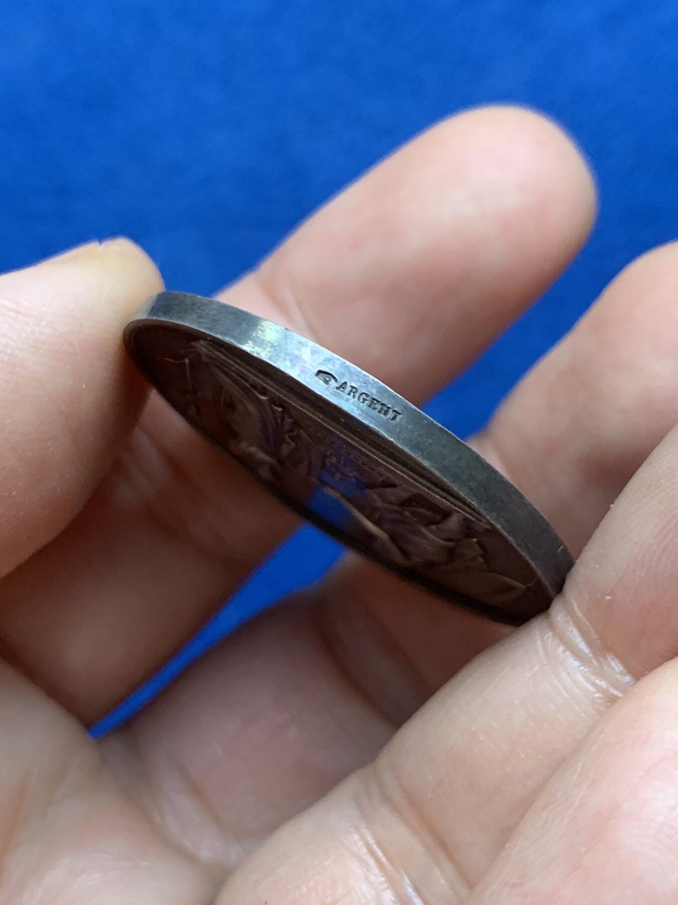 《竞宝斋》第446场 周日，周一，2场连拍 （全场包邮） 法国银质婚章 1863 手指银标边铭 18.25克 34.6mm 背面花体字漂亮