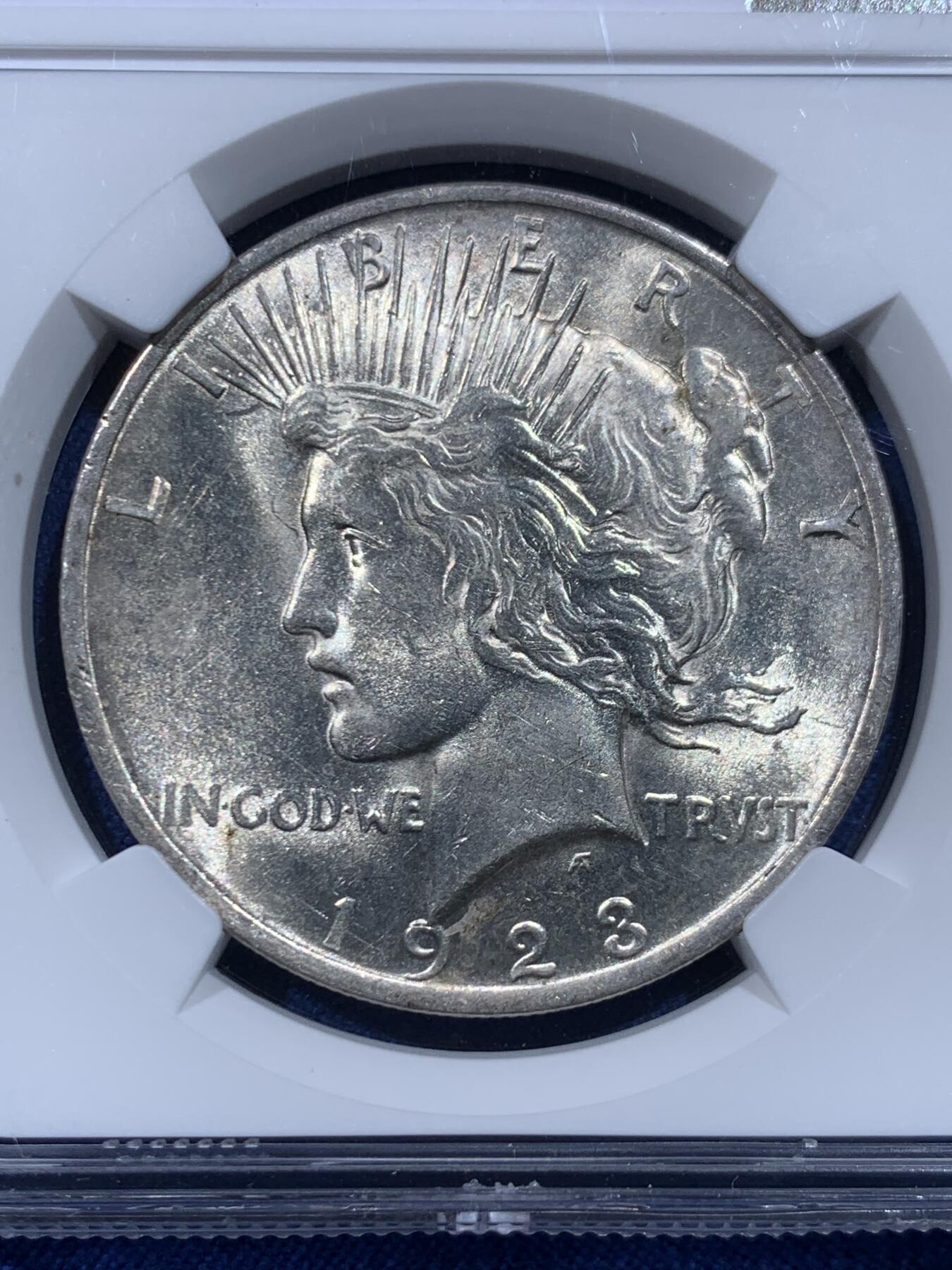 《竞宝斋》第446场 周日，周一，2场连拍 （全场包邮） NGC MS63 美国1923年和平银元，原光品相，在金银价格飙涨的今天，是投资保值的利器。盒子上沿有磕，不影响币，细节见图。