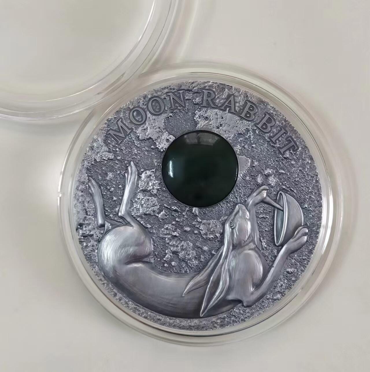 第184期拍卖 【龙头币】纽埃2021, 中国民间神话故事(1)-玉兔奔月，50克,加大(直径达50mm),镶嵌大块天然翡翠,高浮雕,仿古艺术银币. 盒证全. 龙头币,中国传统神话故事系列(1). 热门中国元素.国外售价335+美元