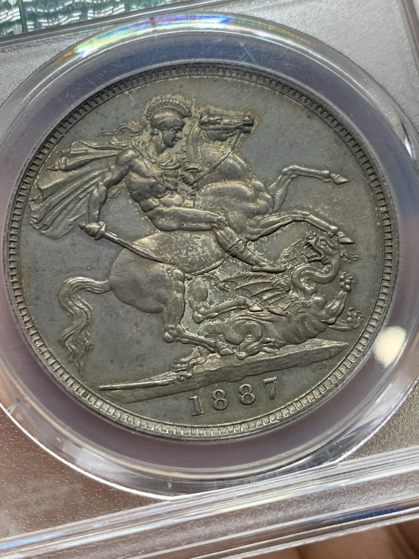 《竞宝斋》第446场 周日，周一，2场连拍 （全场包邮） PCGS MS62 英国1887年维多利亚高冠马剑克朗银币 正反均匀深包浆，人物细节清晰，背面马剑骑士肌肉分明，底光均匀，同分顶级状态，不可多得的藏品