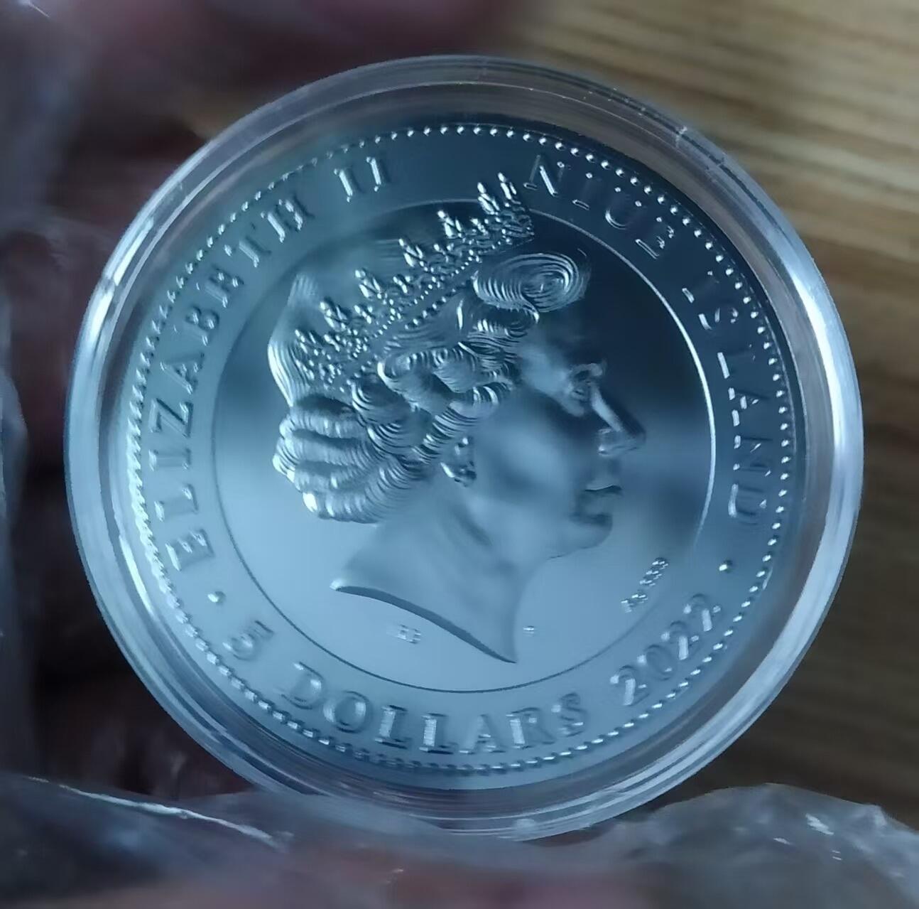 第184期拍卖 纽埃2022年， 喜马拉雅雪人-夜帝，2盎司，集 超高浮雕,局部仿古,黑色精制,钌化抗氧化,镶嵌蓝色树脂,凹面,microprinting尖端技术工艺于一体之大成纪念银币. 盒证全. 充满神秘感超高颜值,实物更漂亮震撼. 大热门. 国外售价315+美元