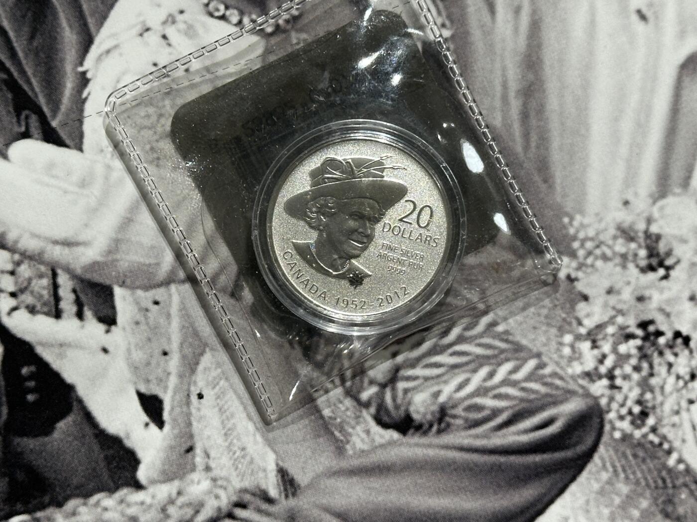 《外钞收藏家》第五百九十二期（精选场）（本平台长期征集拍品、欢迎藏友们联系合作） 加拿大2012年20元女王登基60周年卡装纪念精制银币（8g纯银）