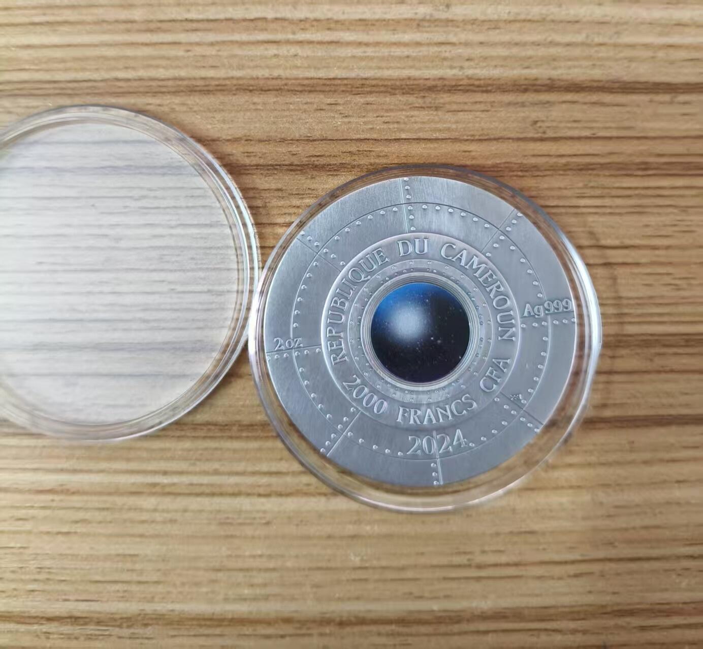 第184期拍卖 【龙头币】喀麦隆2024年, 星际现象(1)-罗斯威尔UFO事件，2盎司加大(直径达50mm), 金属蓝彩色、高浮雕、仿古、双面彩色纪念银币. 盒证全. (龙头币 新热门飞碟系列第一枚)，实物超漂亮质感动感. 国外售价436+美元