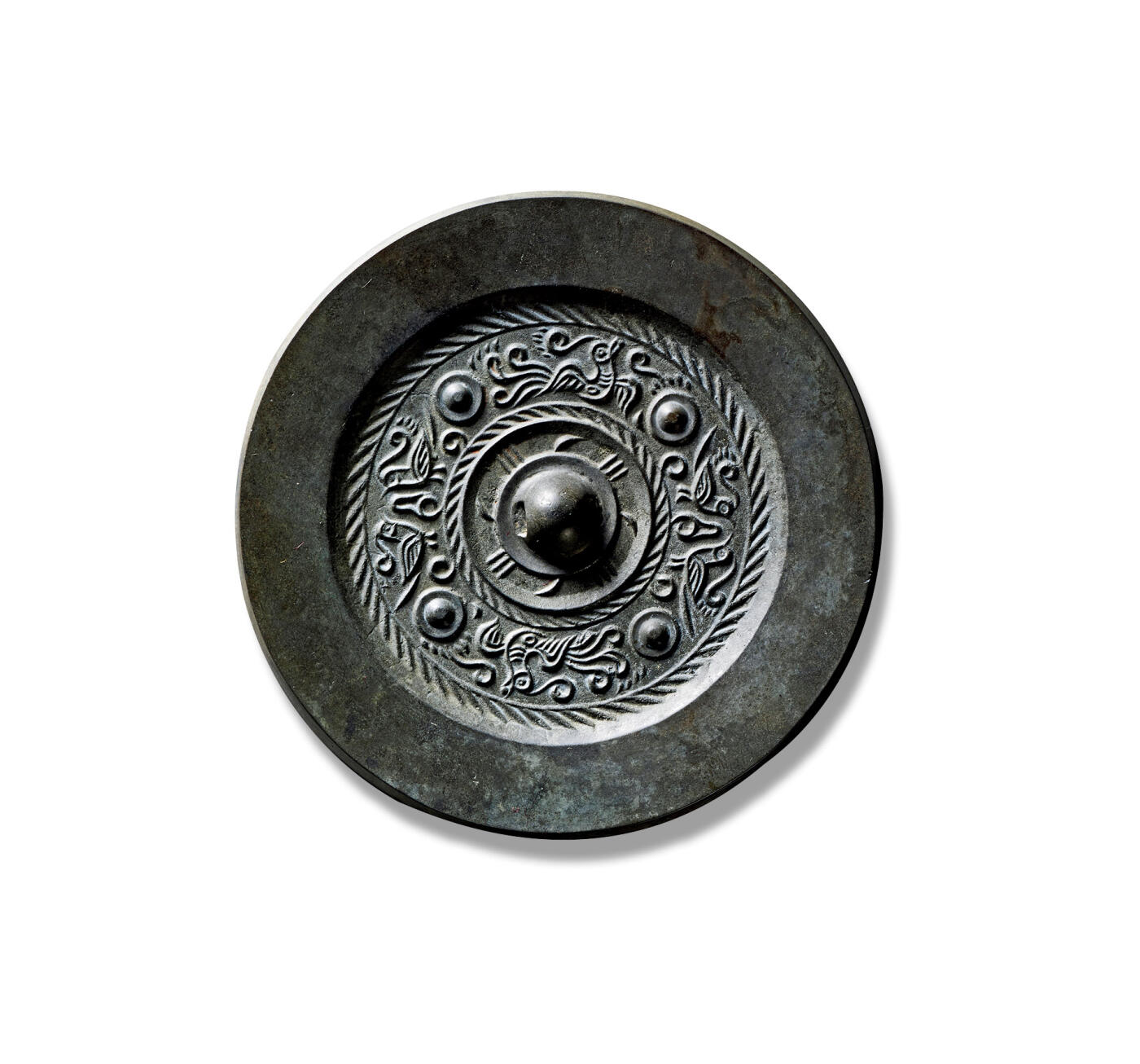 上海匡时2025年秋季拍卖会 中国历代钱币 铜镜专场 四乳凤鸟镜 圆形，圆钮，圆钮座，主纹饰四乳分区，其间以线工勾绘两组灵动的凤鸟纹与对鸟纹饰，形虽简素然气韵生动，宽素缘，规整大气。此镜保存完好，铜质佳，镜体干净，黑漆古且光气佳，小精品。