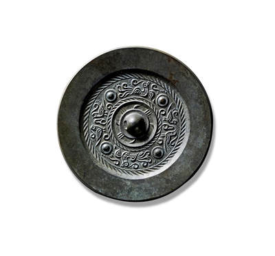 上海匡时2025年秋季拍卖会 中国历代钱币 铜镜专场 - 四乳凤鸟镜 圆形，圆钮，圆钮座，主纹饰四乳分区，其间以线工勾绘两组灵动的凤鸟纹与对鸟纹饰，形虽简素然气韵生动，宽素缘，规整大气。此镜保存完好，铜质佳，镜体干净，黑漆古且光气佳，小精品。