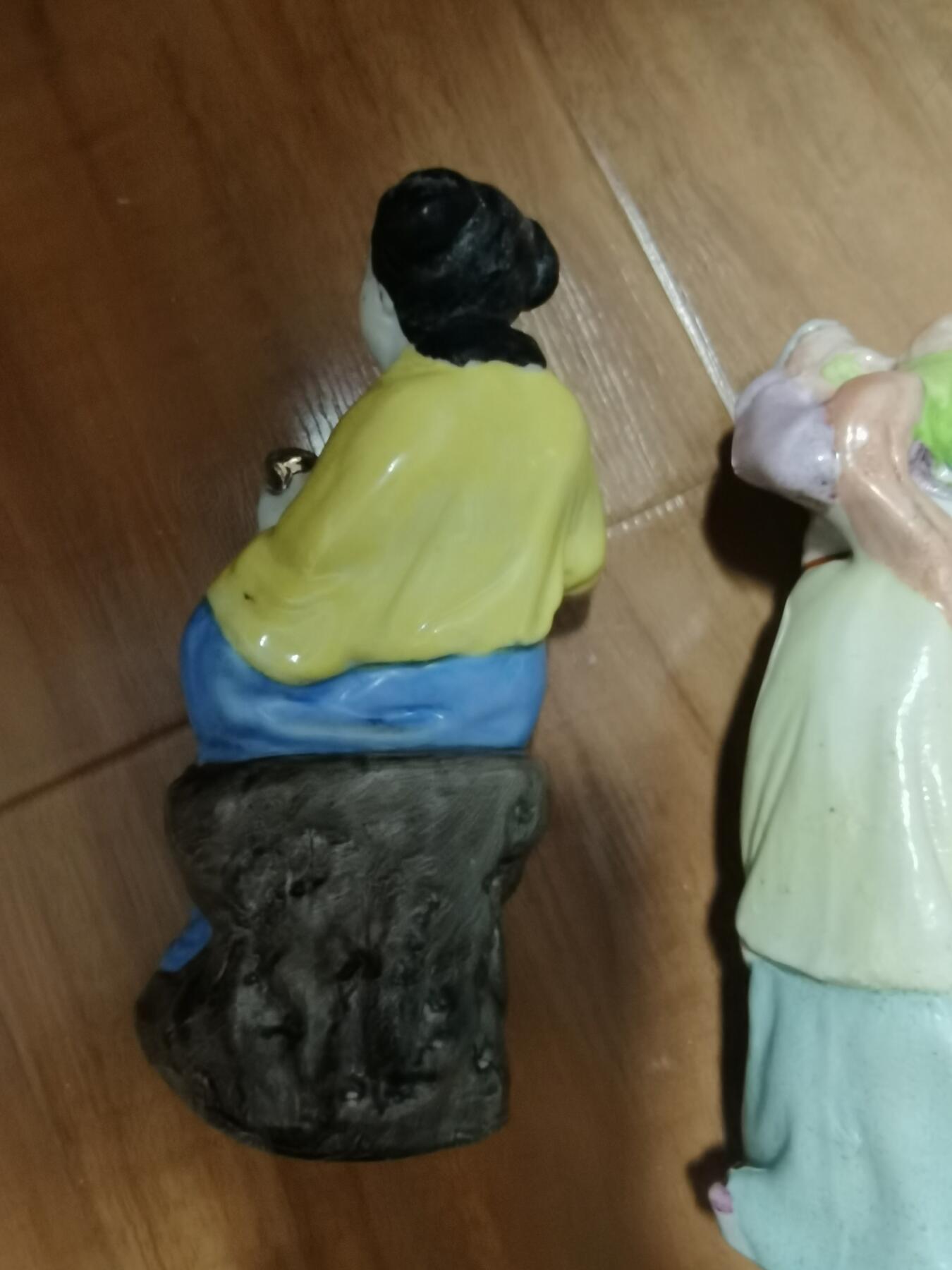 早期景德镇侍女粉彩人物瓷像三个