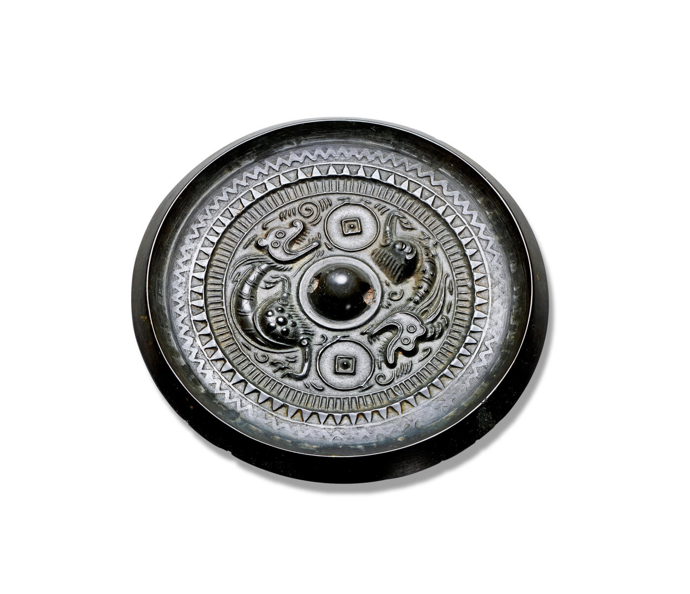 上海匡时2025年秋季拍卖会 中国历代钱币 铜镜专场 双虎钱纹镜 圆形，圆钮，圆钮座。高浮雕双虎环钮追逐，头部均有钱纹样式，其外装饰栉齿纹、锯齿纹及单线波纹各一圈。