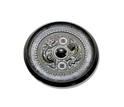 上海匡时2025年秋季拍卖会 中国历代钱币 铜镜专场 - 双虎钱纹镜 圆形，圆钮，圆钮座。高浮雕双虎环钮追逐，头部均有钱纹样式，其外装饰栉齿纹、锯齿纹及单线波纹各一圈。