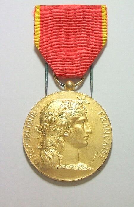 【银】法国1900年前后 女神头像高浮雕精制镀金大银章 带绶带 40MM 40克