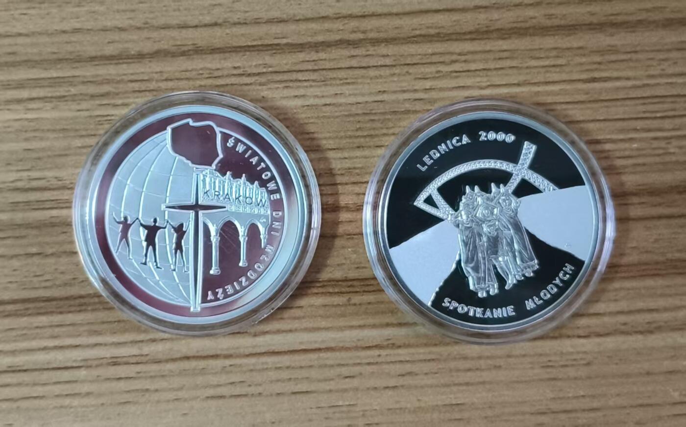 第184期拍卖 喀麦隆2016年，基督教世界青年节套装-世界青年日(波兰克拉科夫)+世界青年会议(波兰莱德尼察), 两枚完整全套装. 彩色精制纪念银币. 盒证全.(此套装共2枚,两枚币彩色面图案相同，非彩色面图案不同). 少见稀有漂亮银币套装. 实物超级精美漂亮. 国外售价315+美元.