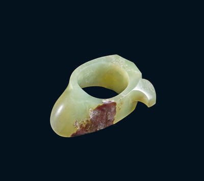 上海匡时2025年秋季拍卖会 中国历代钱币 铜镜专场 - 玉韘 韘为中国古代北方少数民族的佩饰之物，用以拉弓射箭、吩帨之类，宋代沈括《梦溪笔谈》谓：「窄袖绯绿，短衣，长靿靴，有碟带，皆胡服也。」此件为黄玉质地，用料考究，莹润华丽，光气纯熟，局部有红沁，周身光素无纹，更显玉质的华贵。