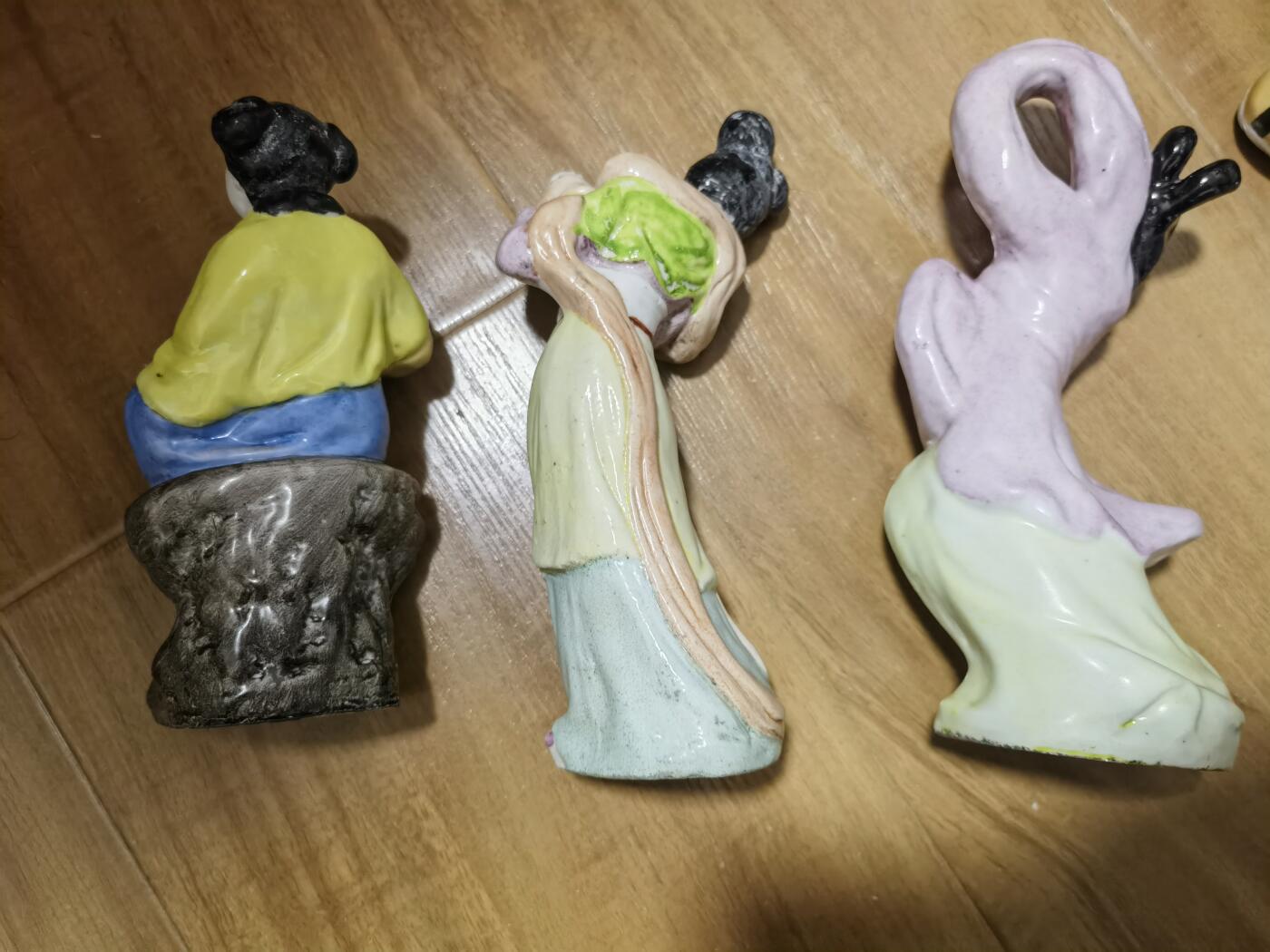 早期景德镇侍女粉彩人物瓷像三个